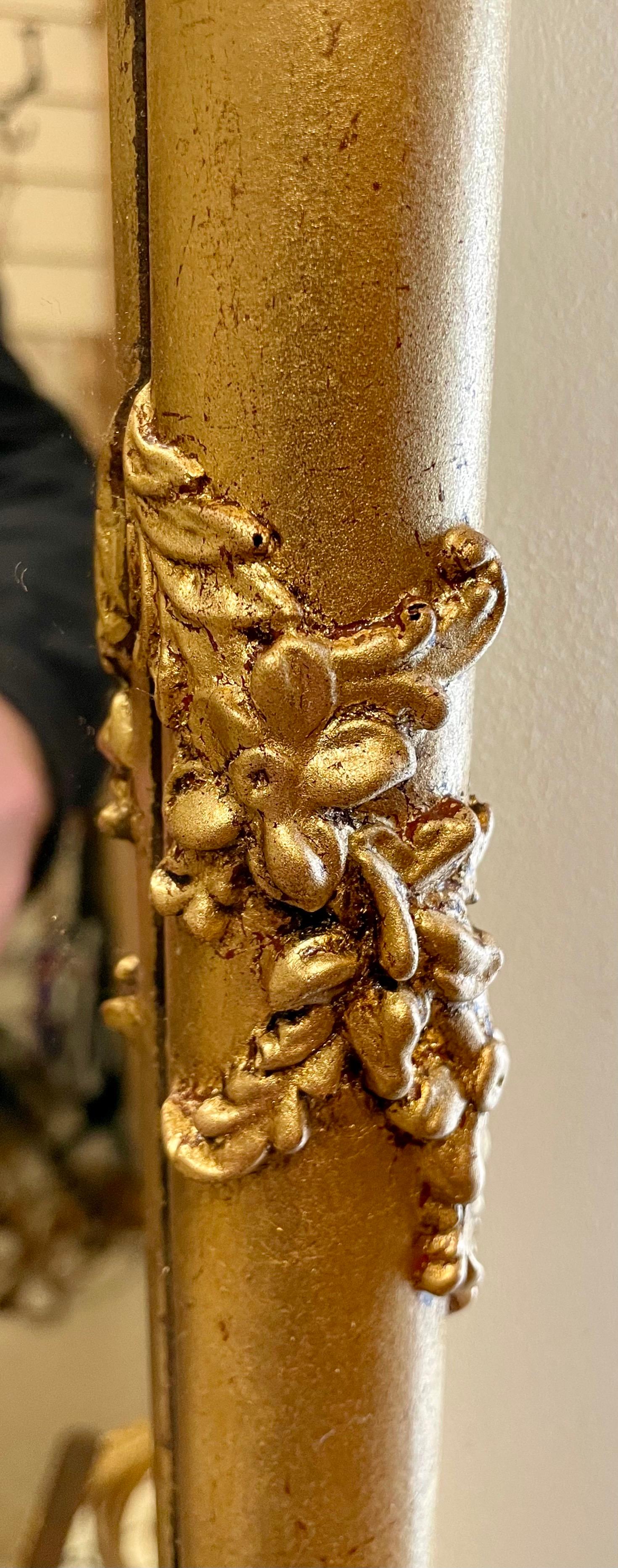 Specchio dorato con piano ad arco in stile neoclassico in vendita 4