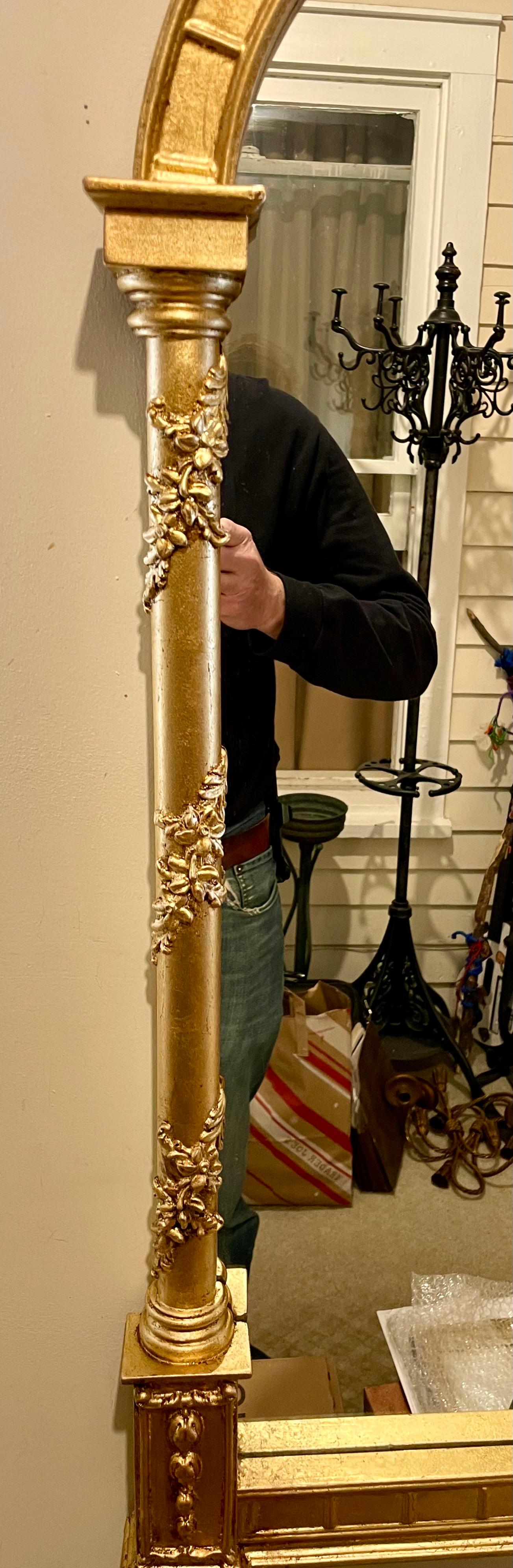 Specchio dorato con piano ad arco in stile neoclassico in vendita 5
