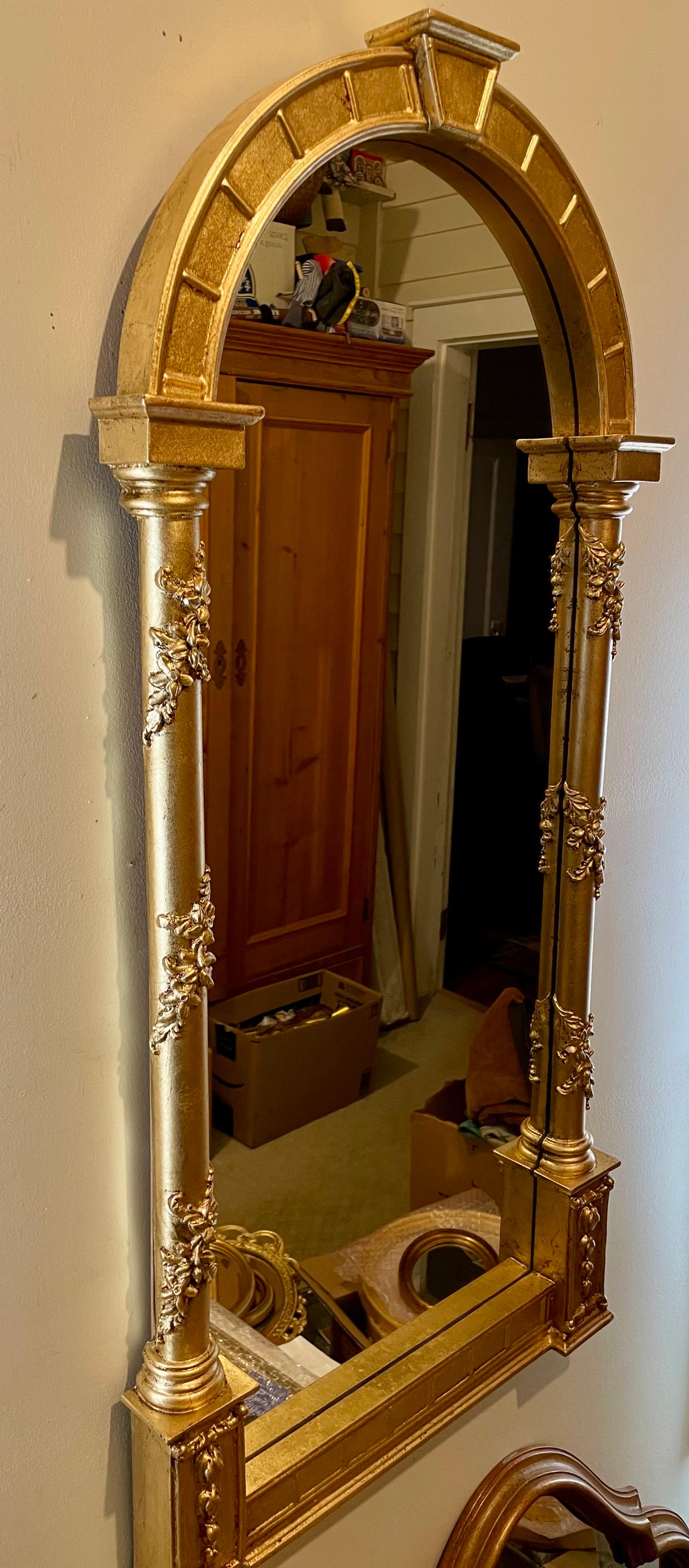 Specchio ad arco in stile neoclassico dorato. Cornice profonda con bei dettagli. Buone condizioni generali con qualche segno di usura dovuto all'età e all'uso. Sul retro dello specchio c'è la scritta Made in USA. Filo sul retro per essere appeso.