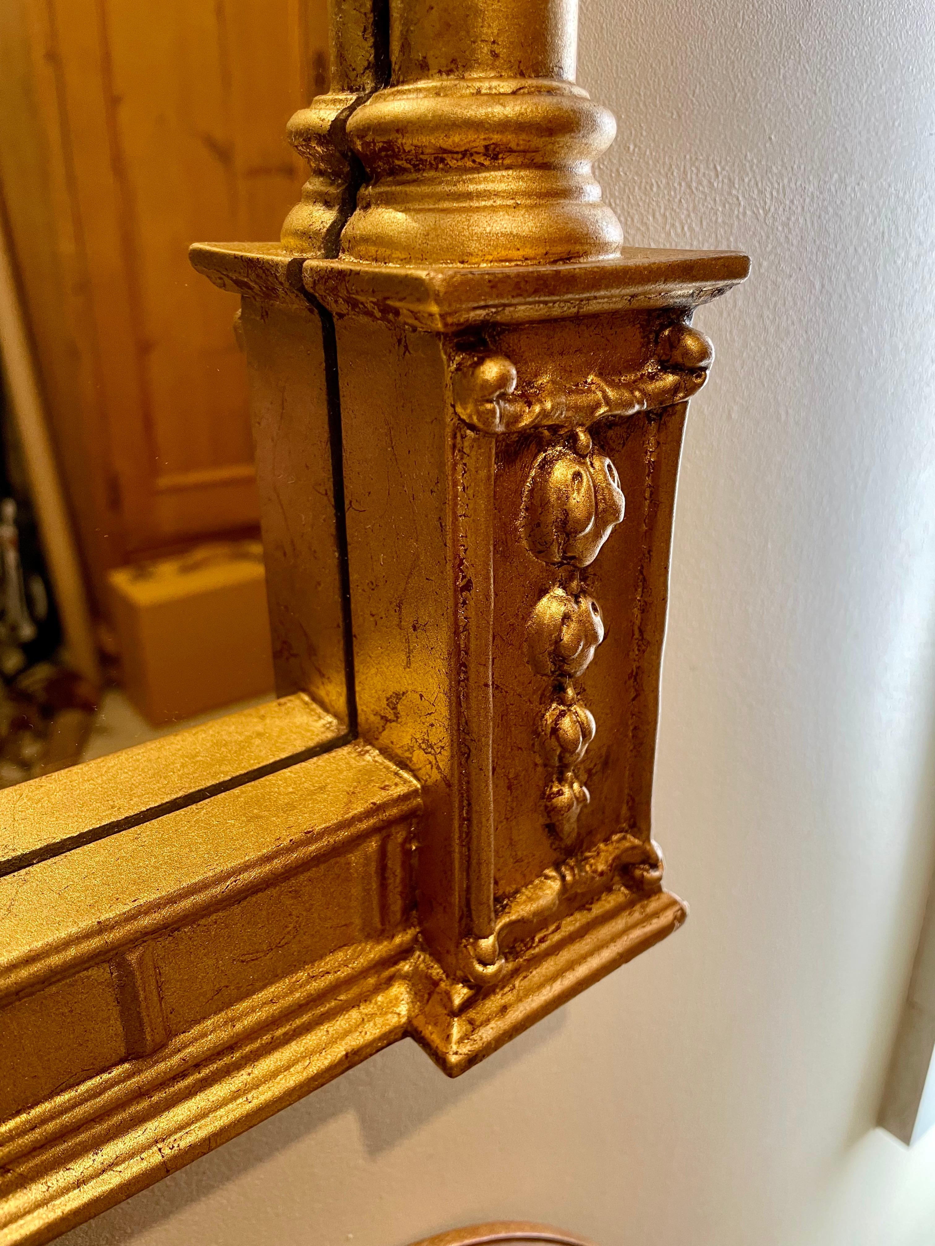 Specchio dorato con piano ad arco in stile neoclassico in vendita 1