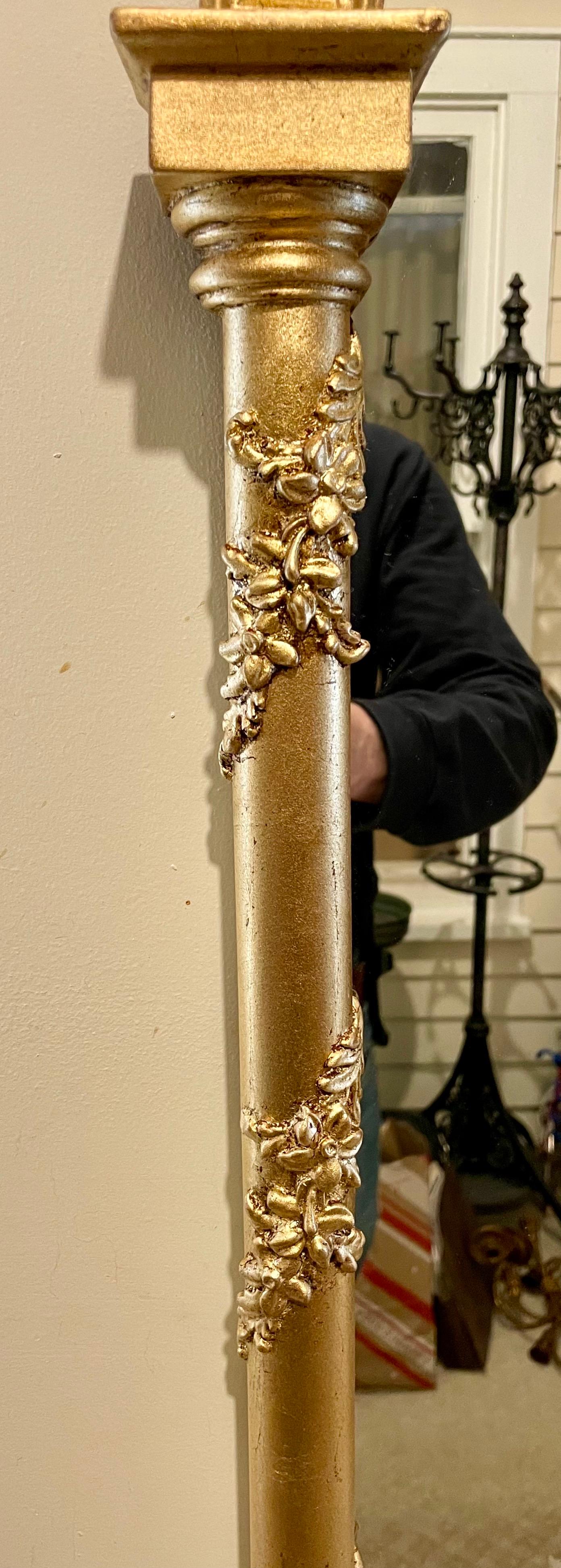 Specchio dorato con piano ad arco in stile neoclassico in vendita 2