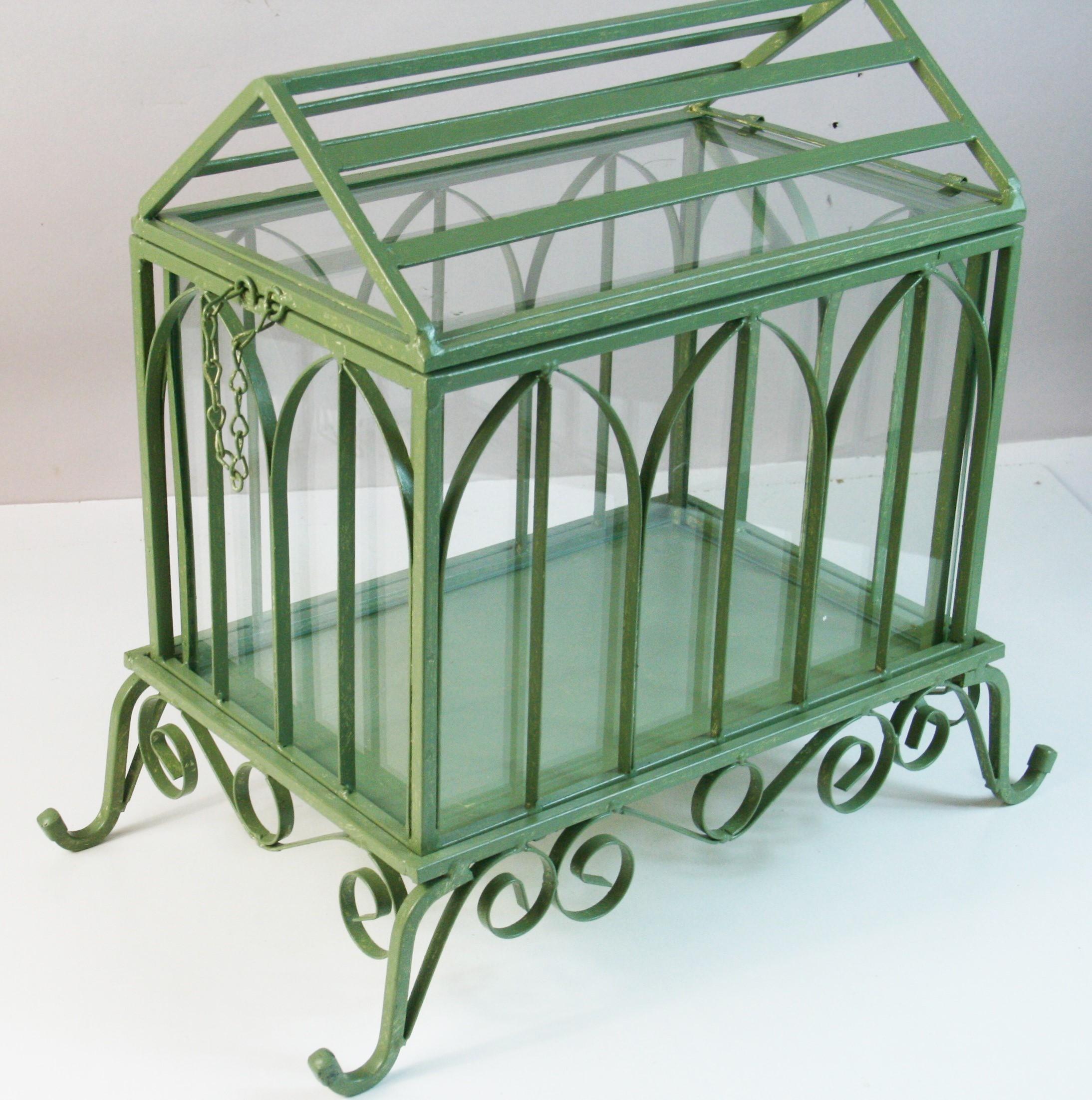 Verre Terrarium en fer et verre avec fenêtre en forme d'arche en vente