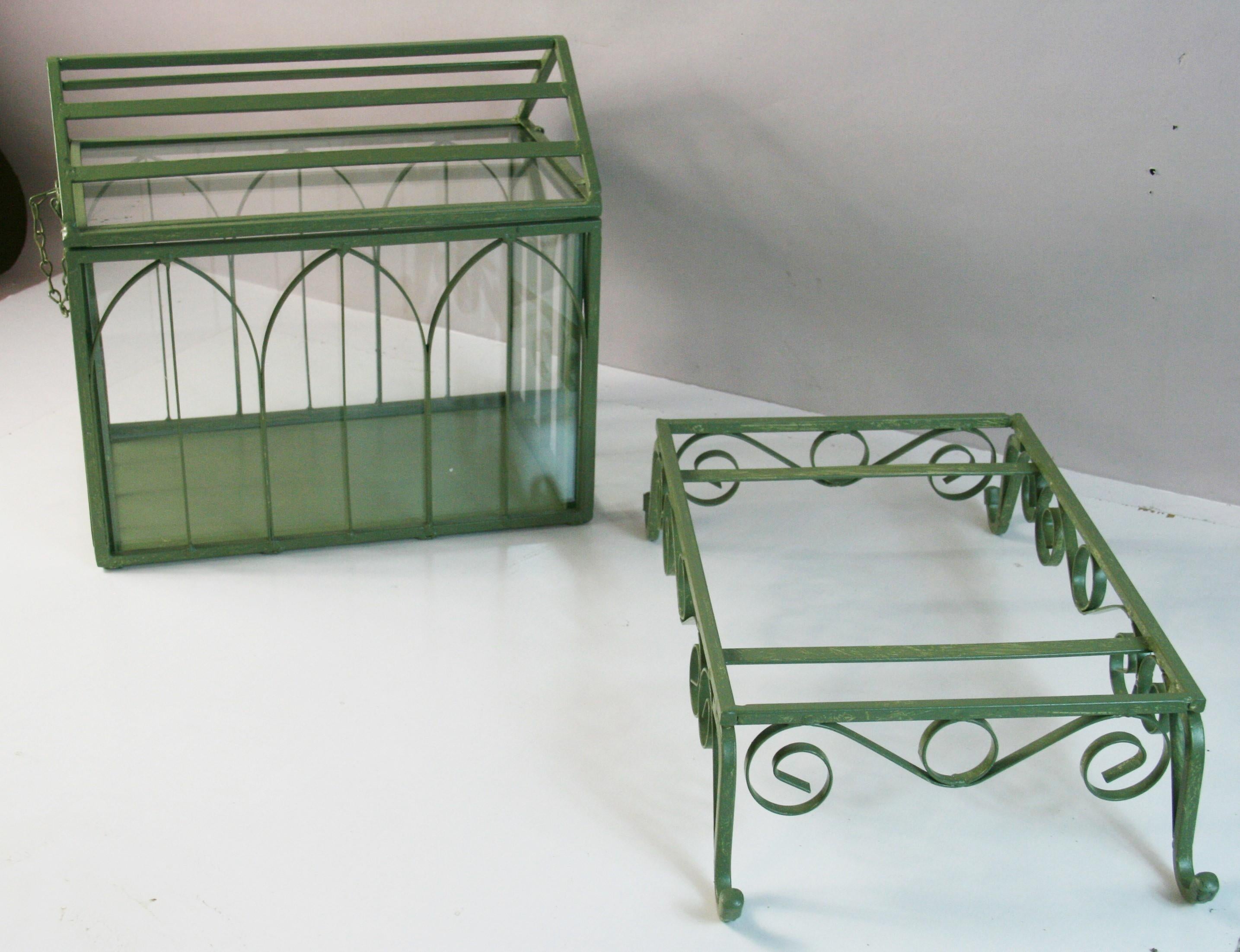 Terrarium en fer et verre avec fenêtre en forme d'arche en vente 2