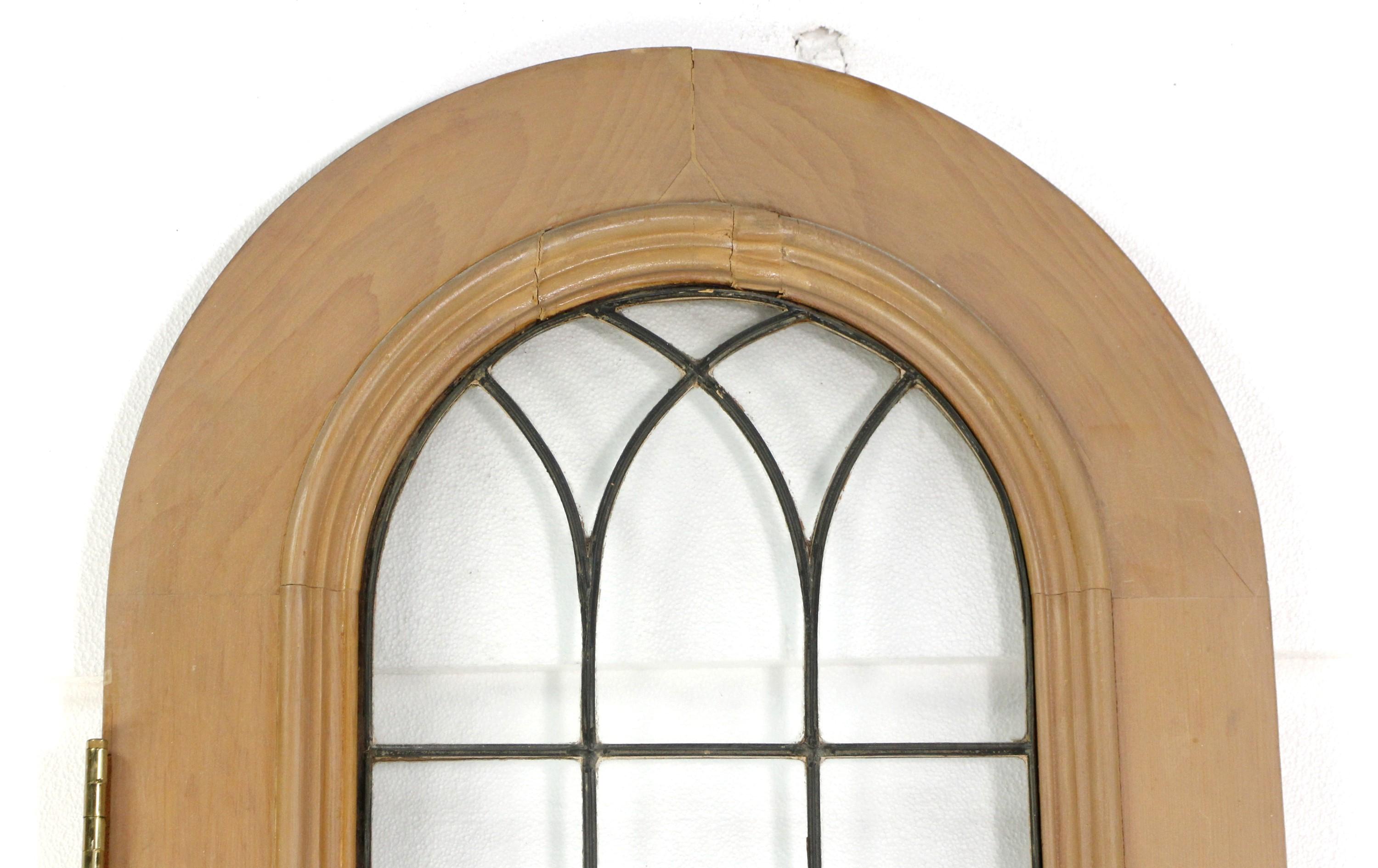 Gewölbte Holztür aus dem frühen 20. Jahrhundert in hellem Ton mit 21 Bleiglasfenstern und einer Bodenplatte. Kleine Chips und Kratzer aufgrund seines Alters. Siehe Bilder. Bitte beachten Sie, dieser Artikel befindet sich in unserem Standort in