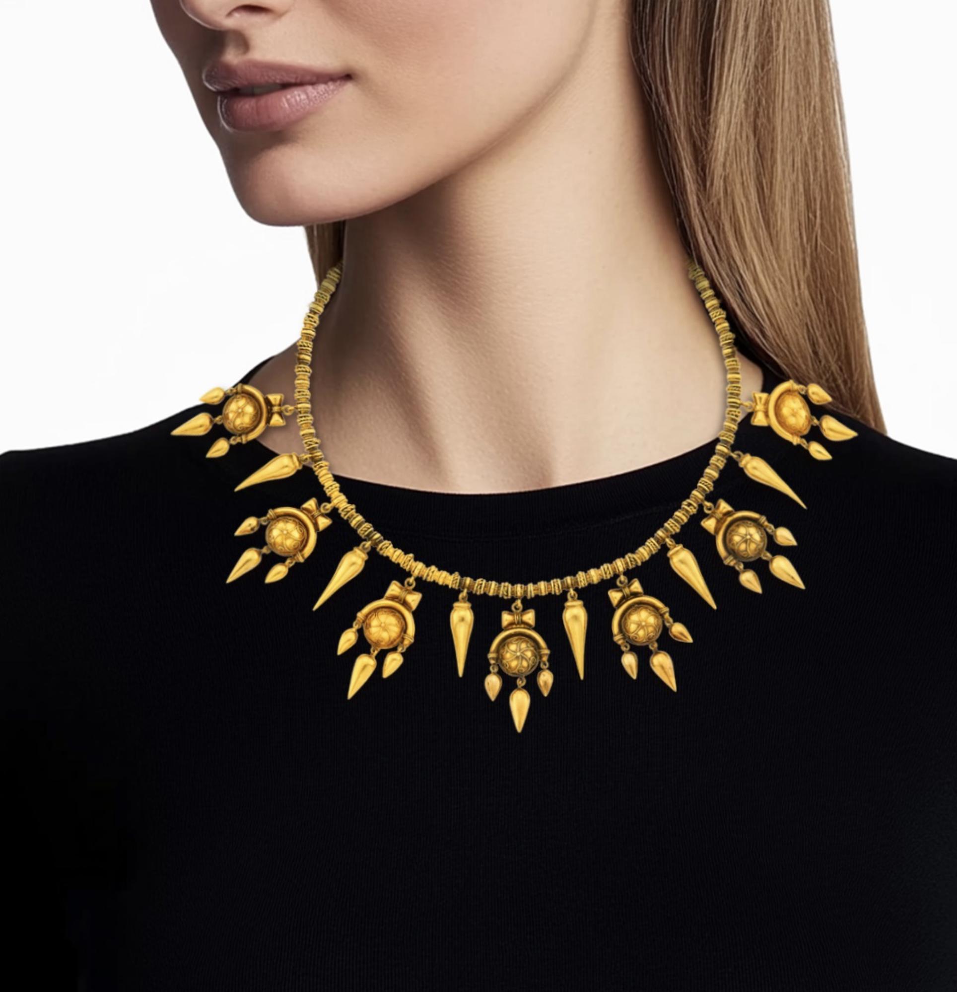 Collana con frange in oro 18k Archaeological Revival

Dettagli:
Oro 18k, circa 1870.
Peso: 107,5 grammi.
Lunghezza 14 1/4 pollici.

In ottime condizioni