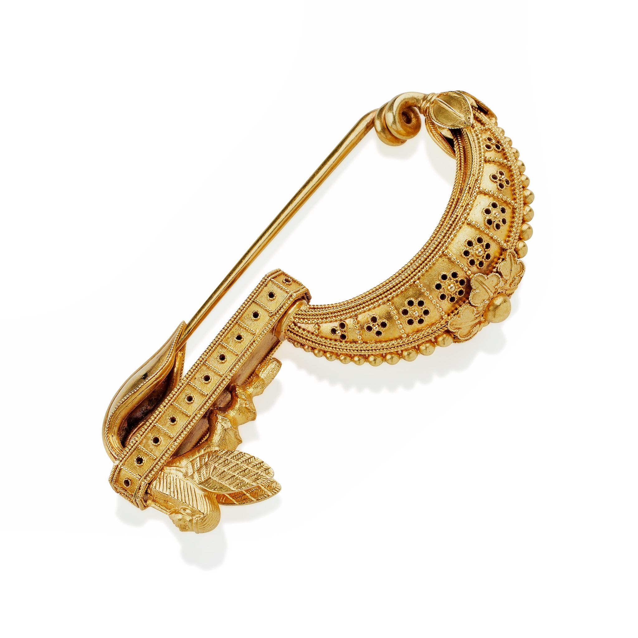 Archaeological Revival Fibula Brooch In Excellent Condition For Sale In New York, NY