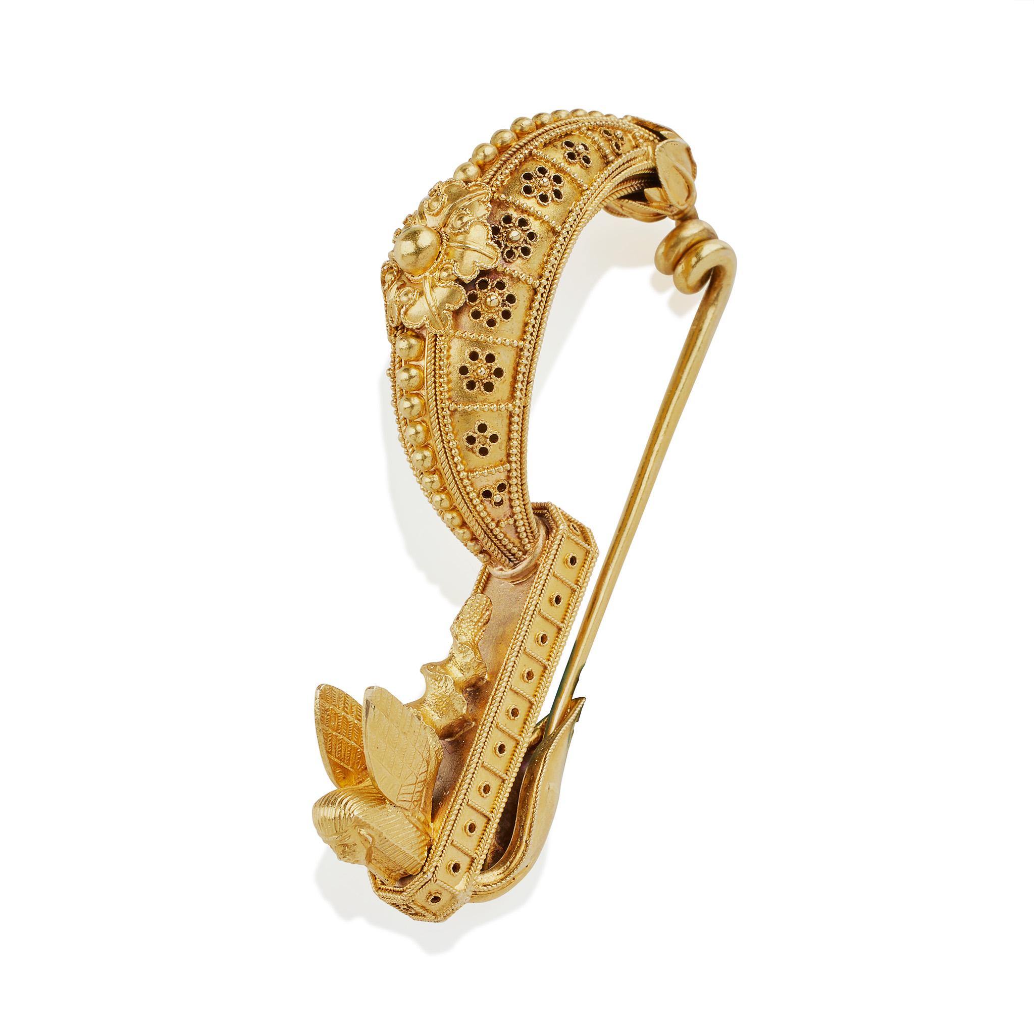 Archaeological Revival Fibula Brooch In Excellent Condition For Sale In New York, NY
