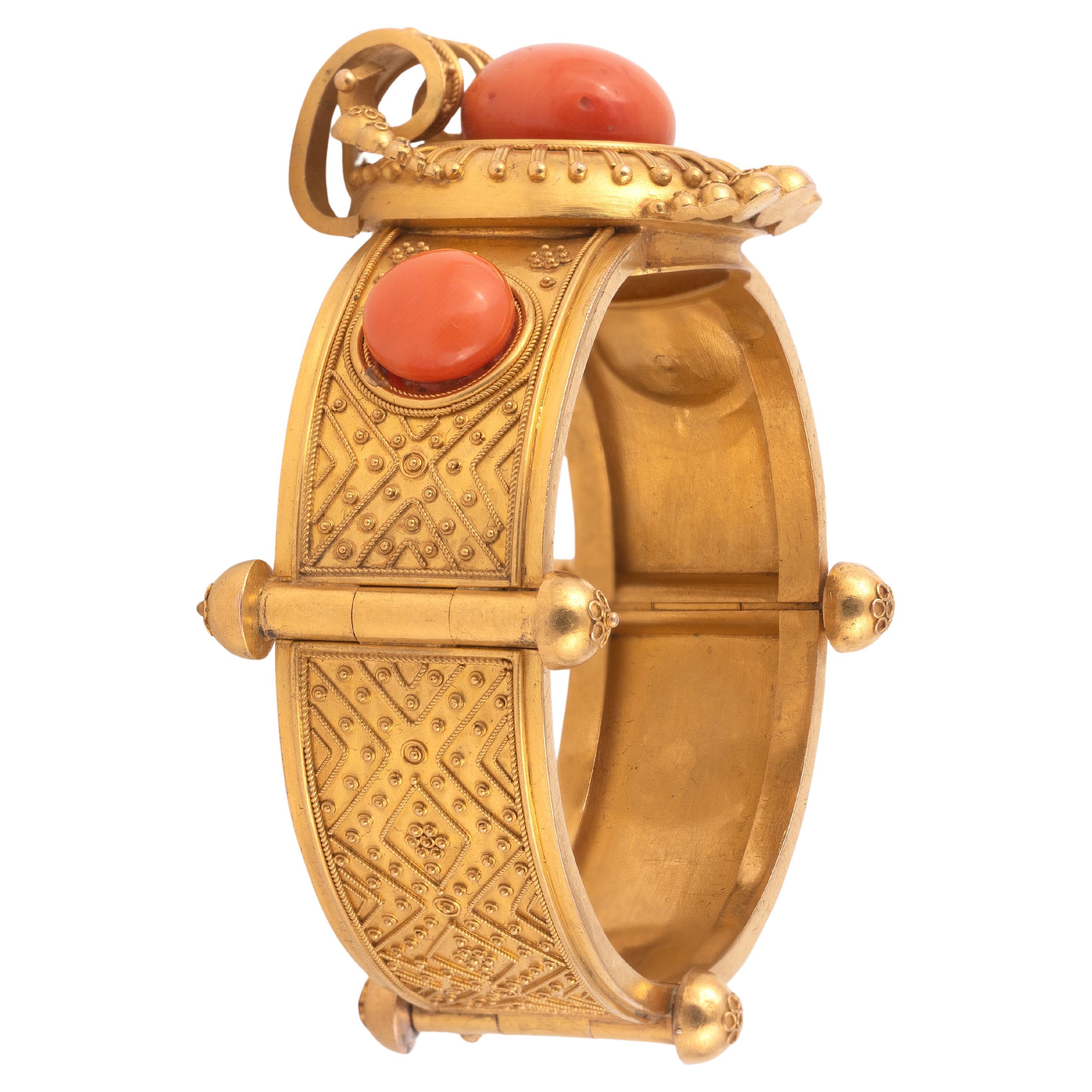 Bracelet decorated with three corallium rubrum buttons in a geometric and floral pattern. 18K yellow gold setting.
Width of central pattern: 3.7 cm.
Gross weight: 39.77 gr.
