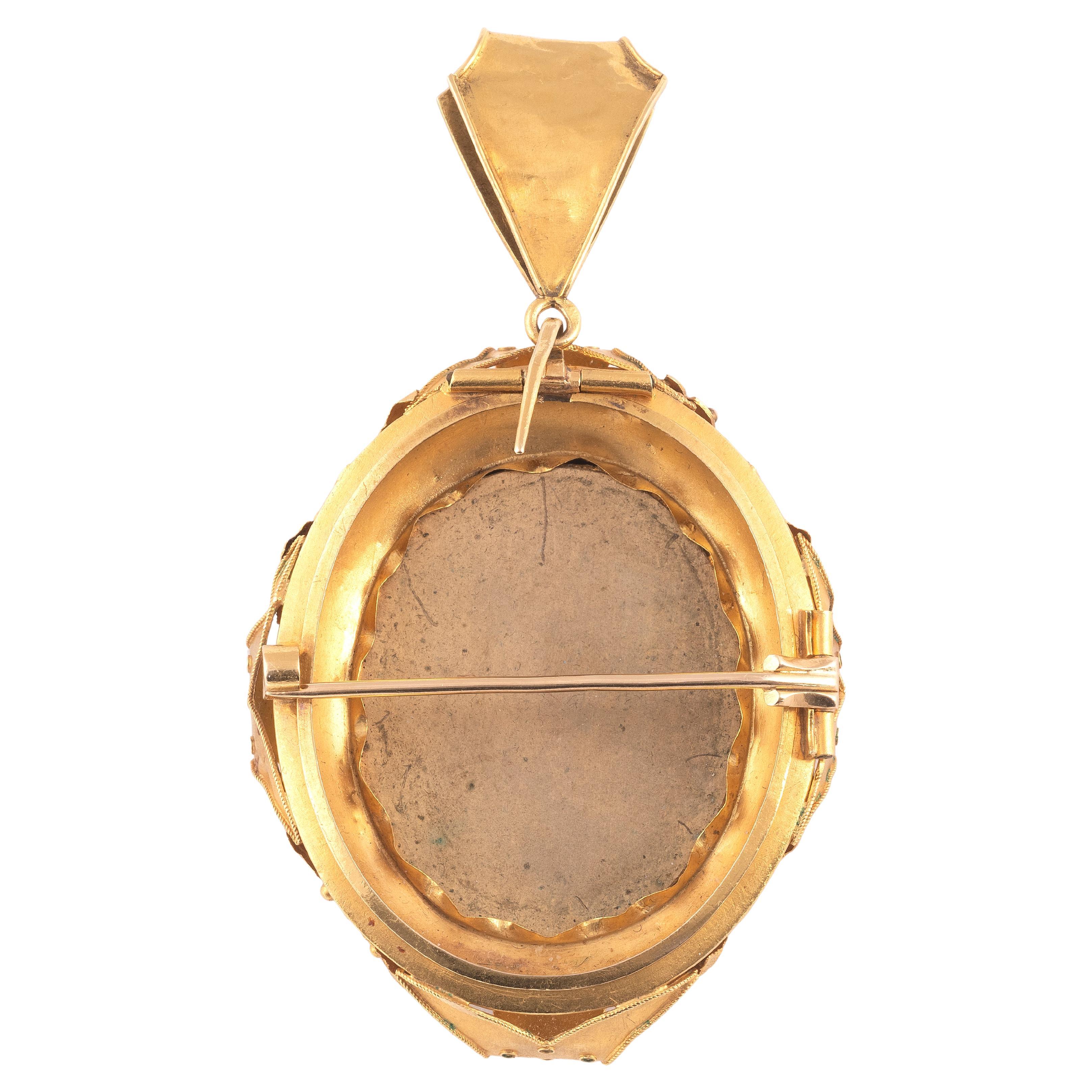18 kt gold micro mosaic-pendant, approx. 1860, circumferential wine leaves, centered oval micro mosaic on black ground, floral presentation, also wearable as a brooch, lug removable.
Weight : approx. 17.4 g.
Lenght: 7cm

