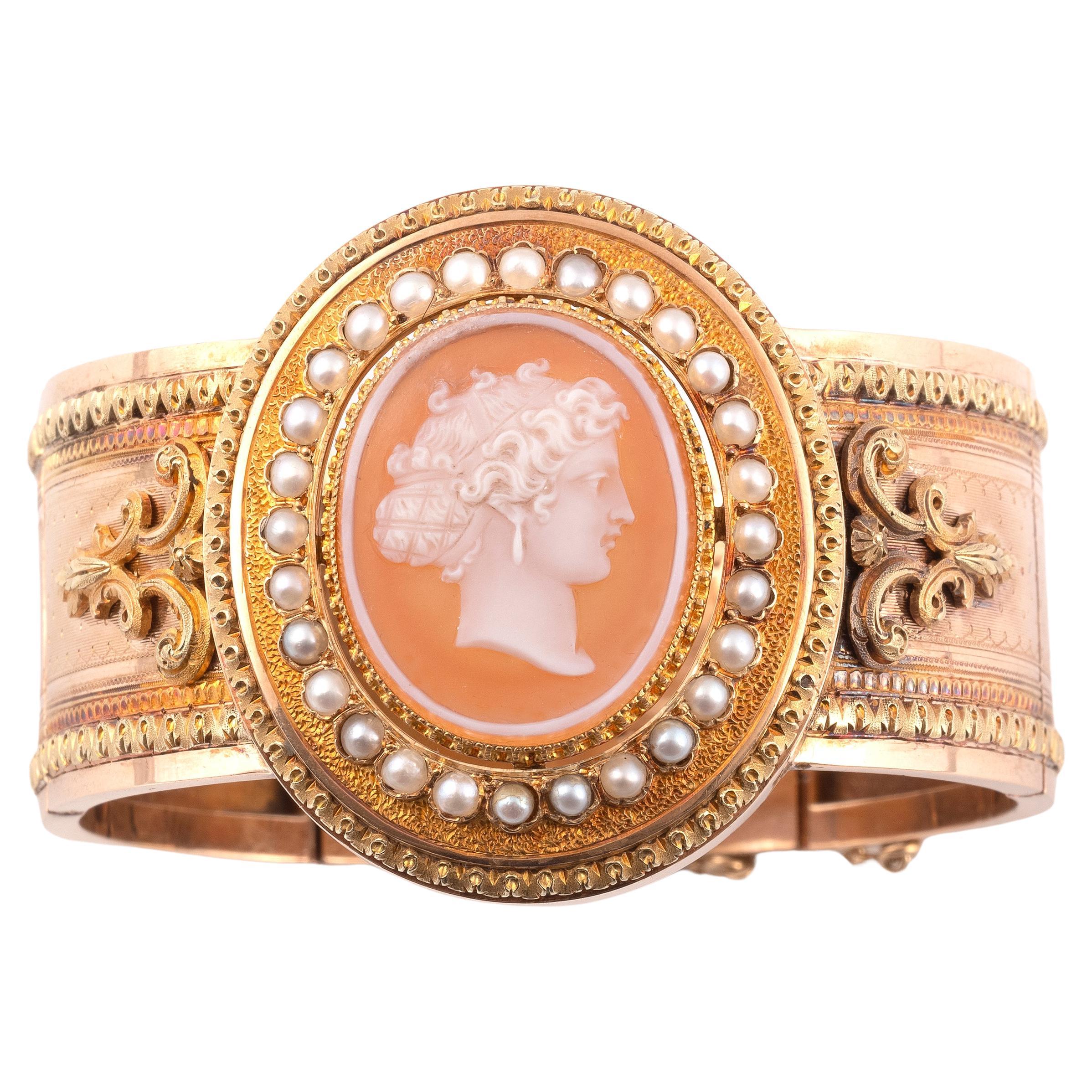 Neorinascimentale Bangle con cammeo in oro e agata in stile archeologico del 1850 in vendita