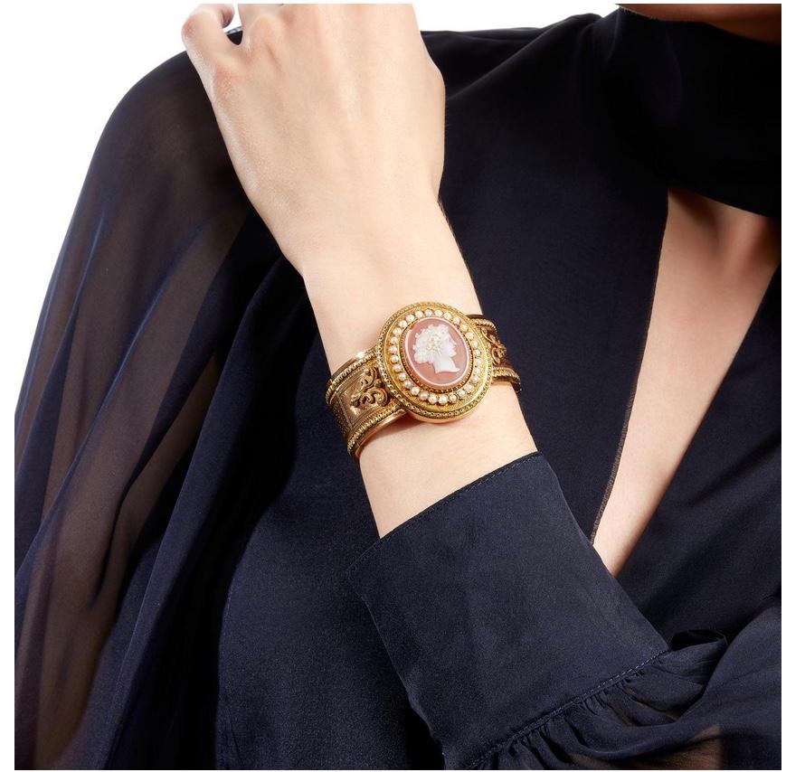 Grezzo Bangle con cammeo in oro e agata in stile archeologico del 1850 in vendita