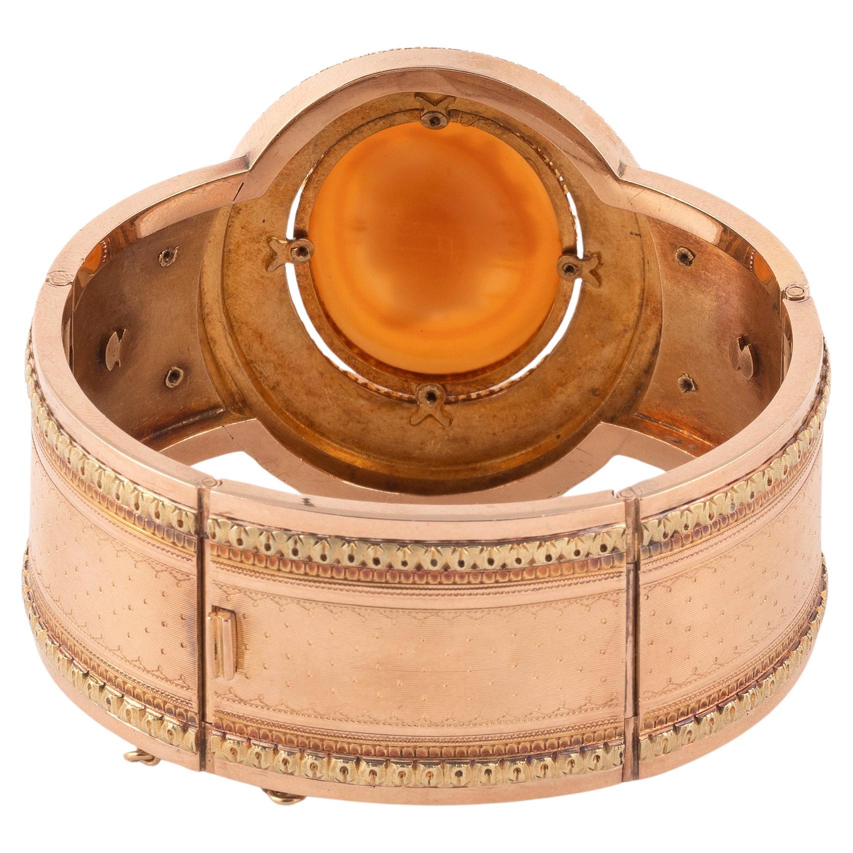 Bangle con cammeo in oro e agata in stile archeologico del 1850 In condizioni buone in vendita a Firenze, IT