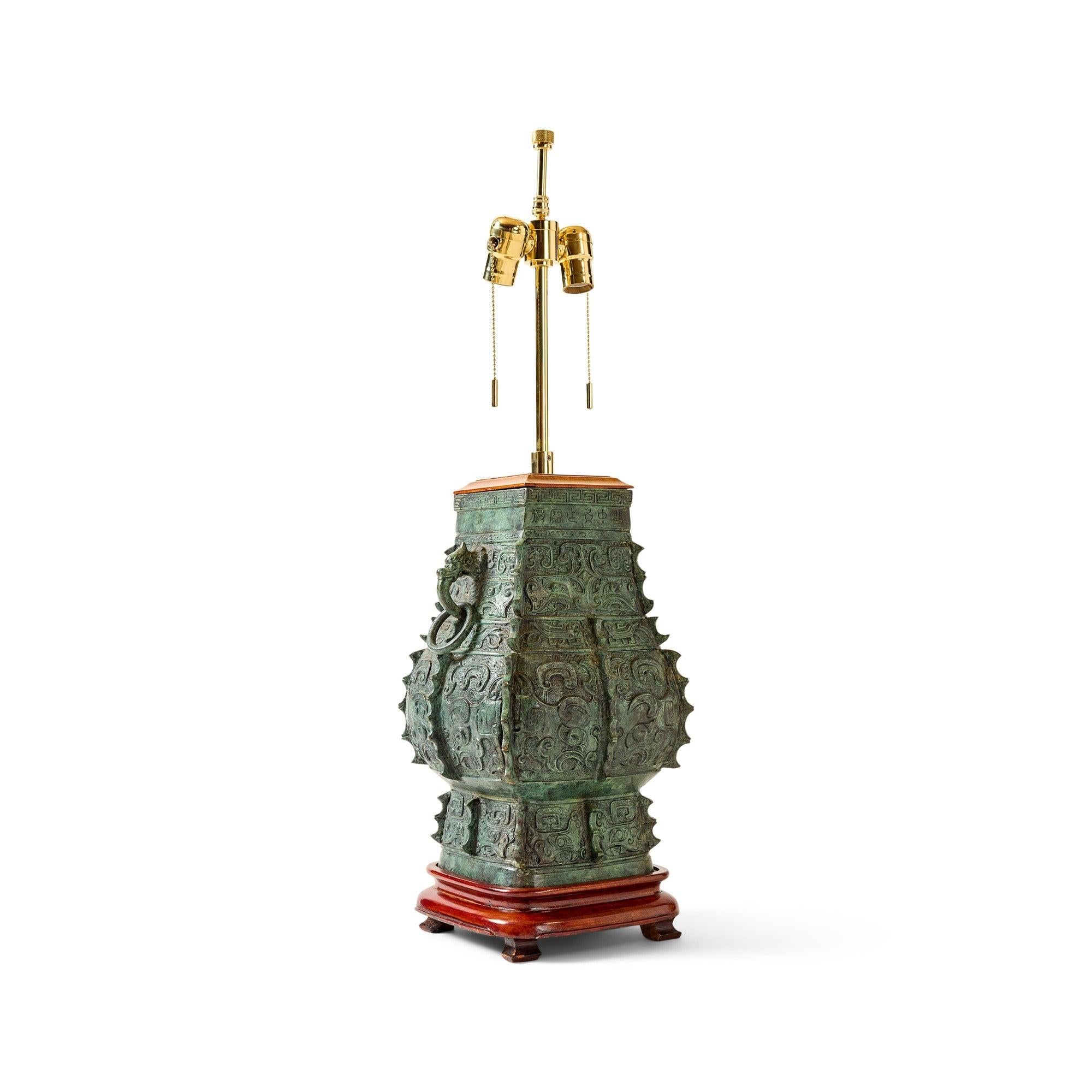 Lámpara Arcaica de Bronce en Excelente estado para la venta en Sagaponack, NY