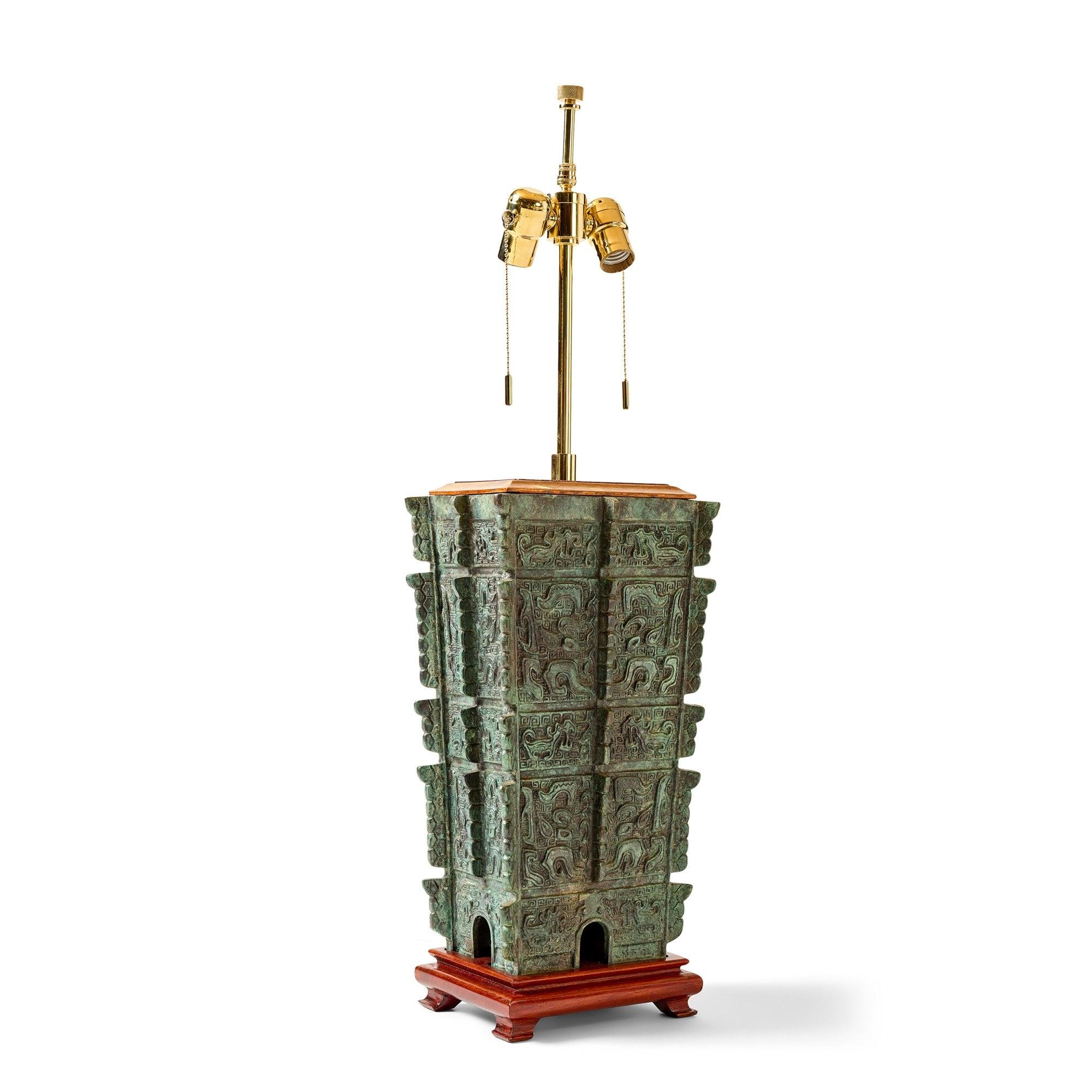 Lampe à poser en bronze archaïque Excellent état - En vente à Sagaponack, NY