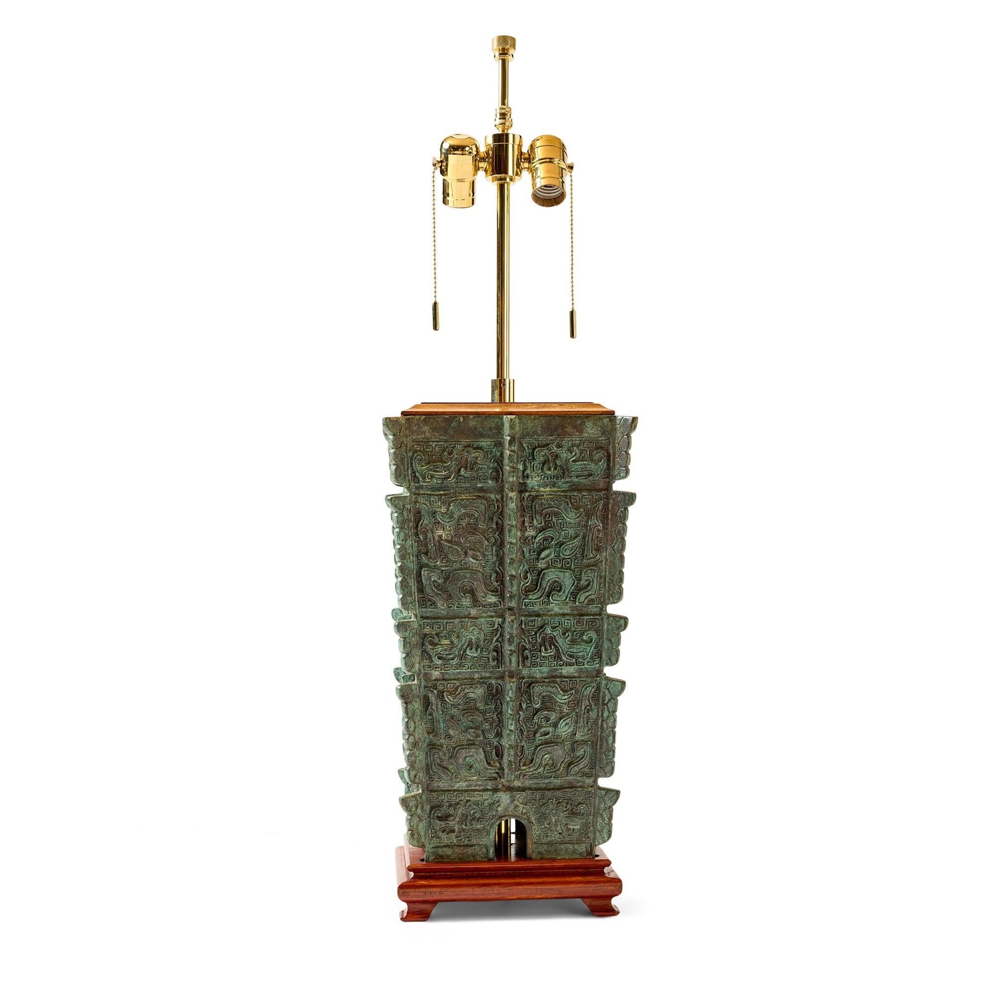 Bronze Lampe à poser en bronze archaïque en vente