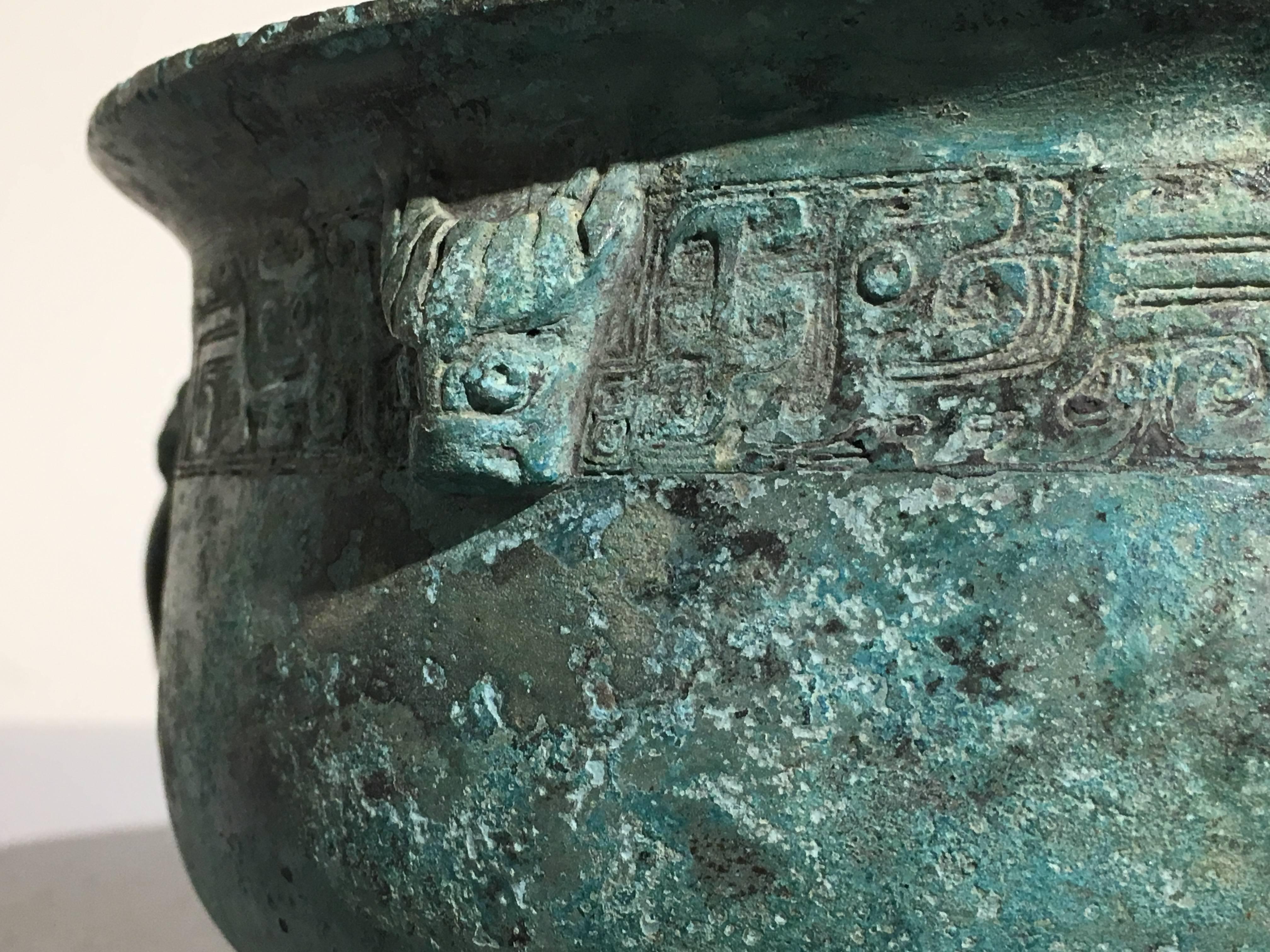 Archaic Chinese Bronze Ritual Vessel, Gui, Early Western Zhou, 11th century BCE For Sale 4