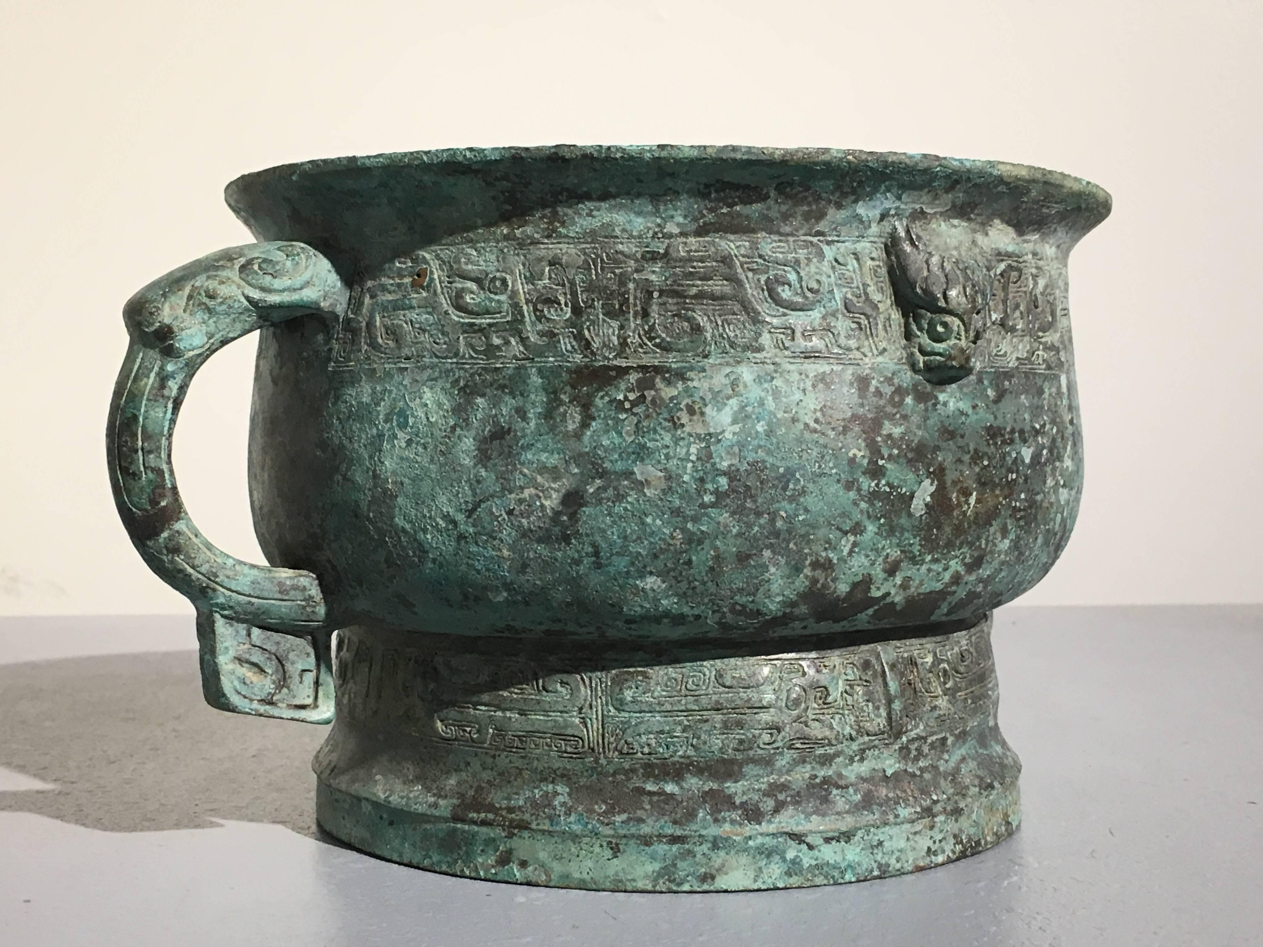 Archaistic Archaic Chinese Bronze Ritual Vessel, Gui, Early Western Zhou, 11th century BCE For Sale