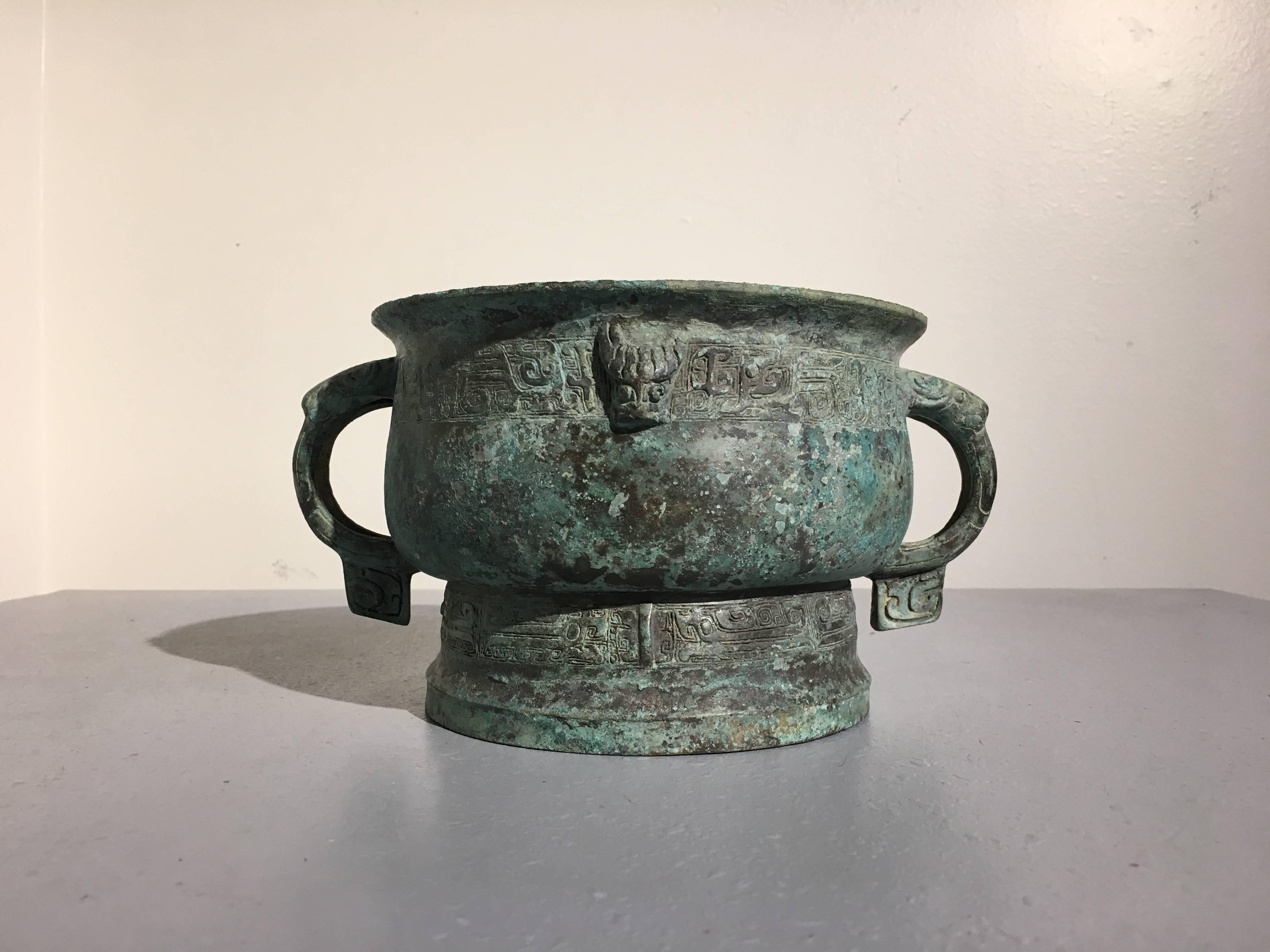 Archaic Chinese Bronze Ritual Vessel, Gui, Early Western Zhou, 11th century BCE In Good Condition For Sale In Austin, TX