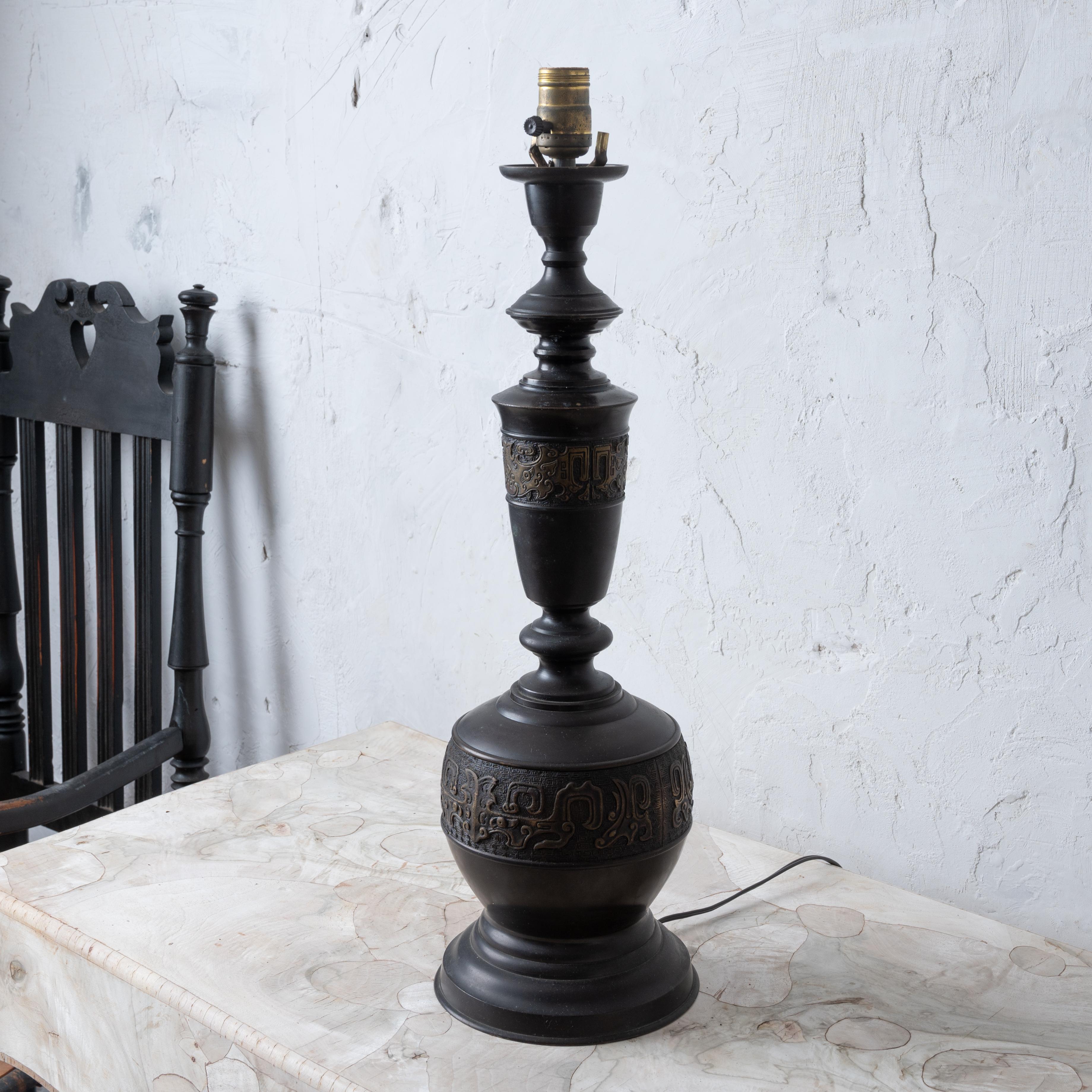 Lámpara Arcaica de Bronce Estilo Chino, Manera de James Mont, Años 60 en Bueno estado para la venta en Savannah, GA