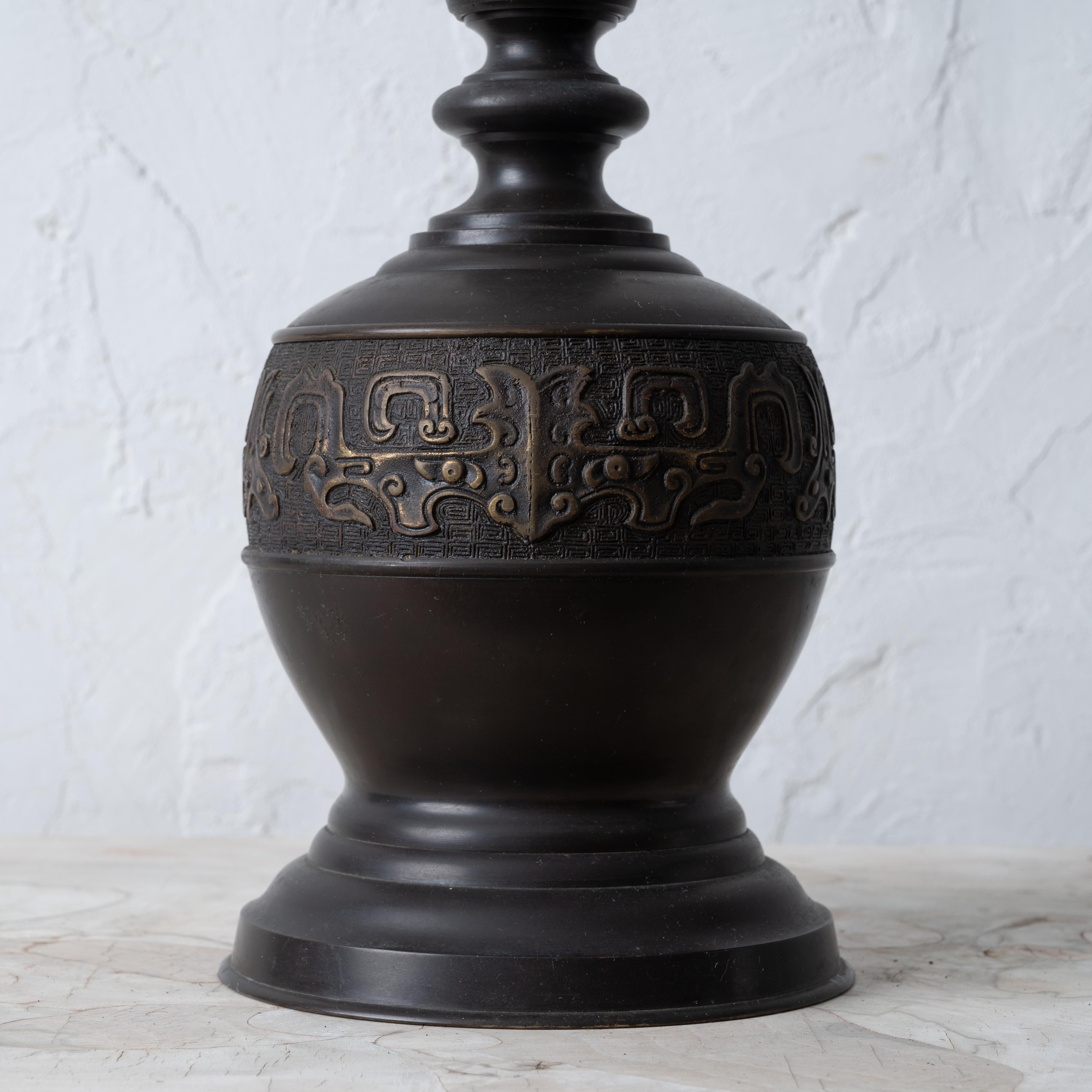 Lámpara Arcaica de Bronce Estilo Chino, Manera de James Mont, Años 60 mediados del siglo XX en venta