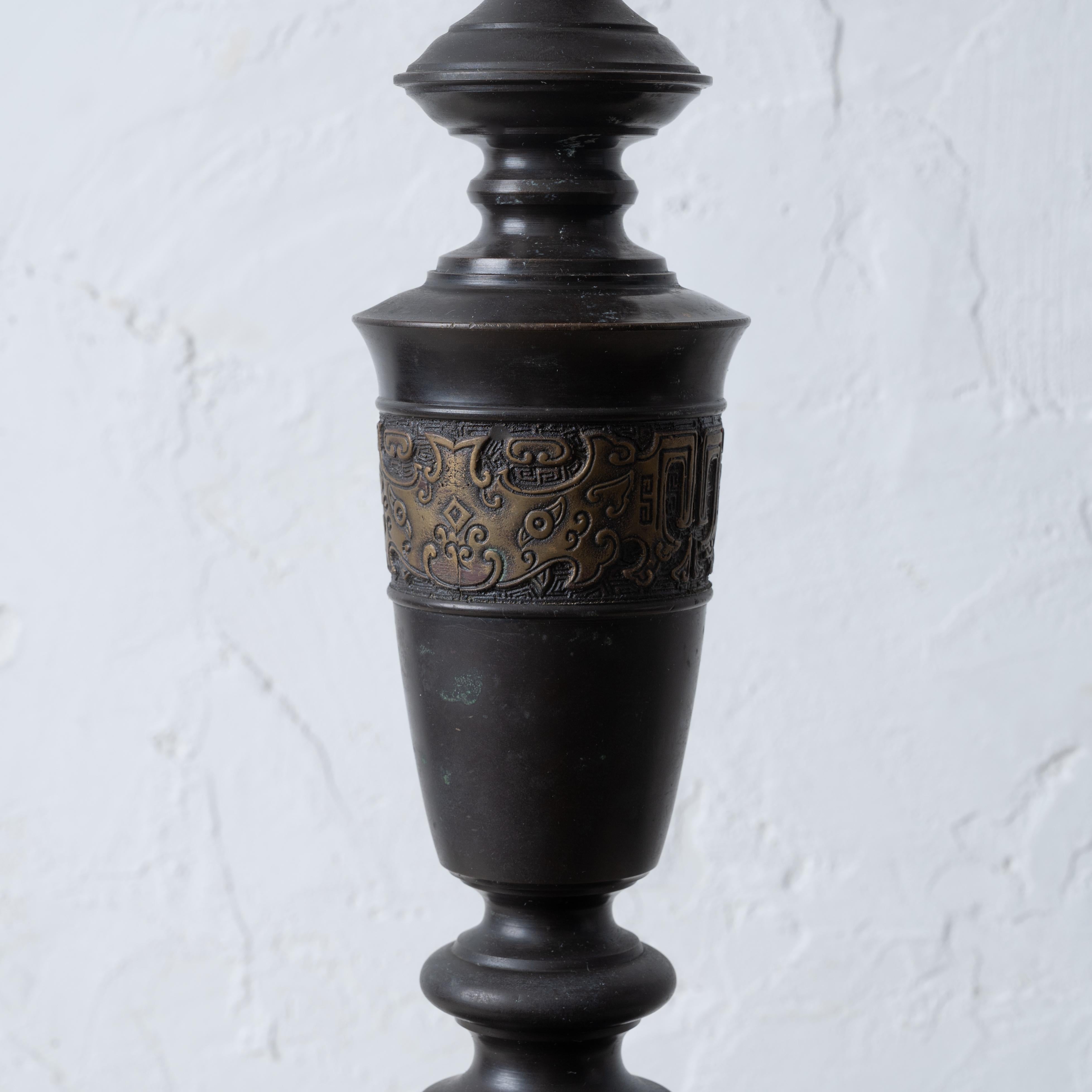 Lámpara Arcaica de Bronce Estilo Chino, Manera de James Mont, Años 60 en venta 1