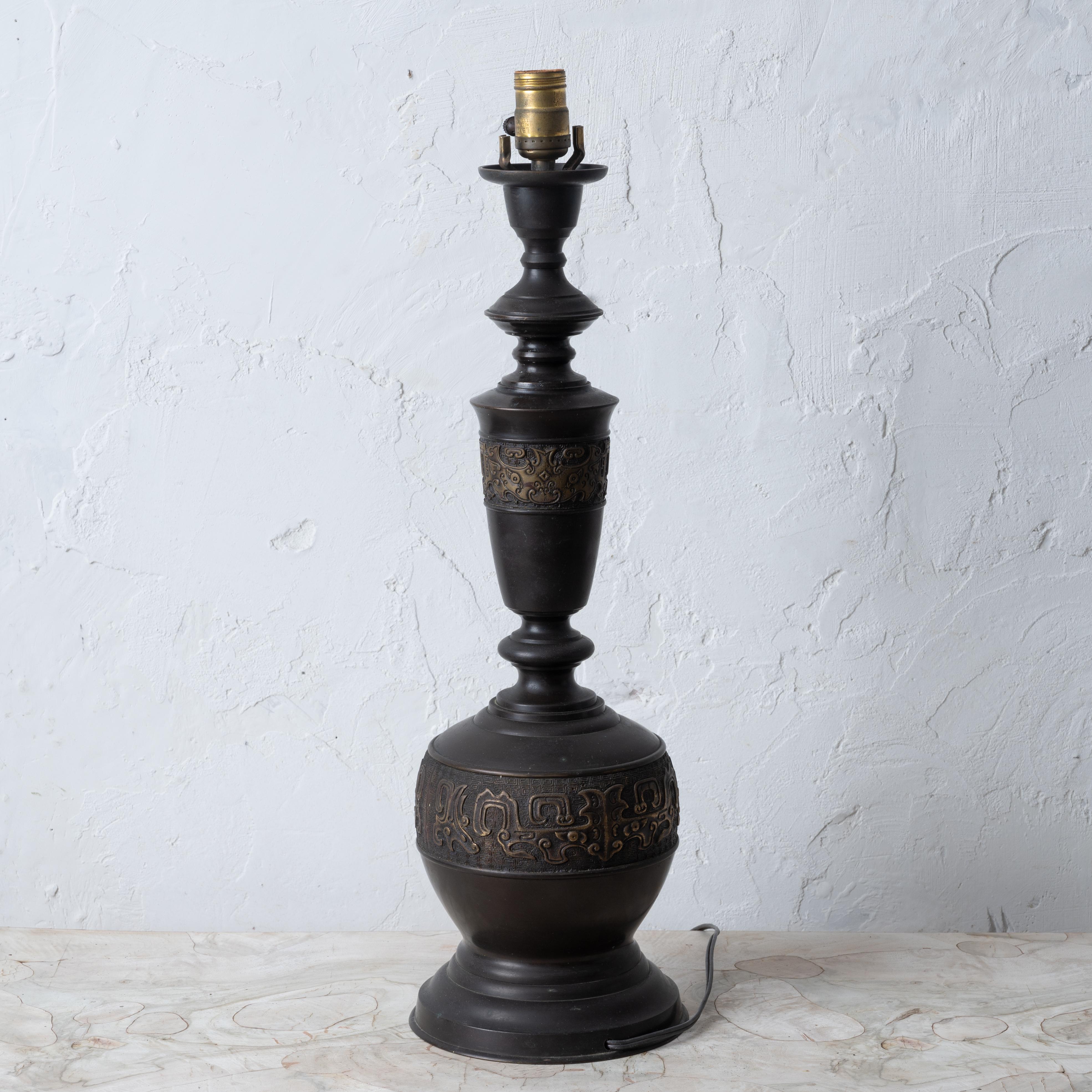 Lámpara Arcaica de Bronce Estilo Chino, Manera de James Mont, Años 60 en venta 3