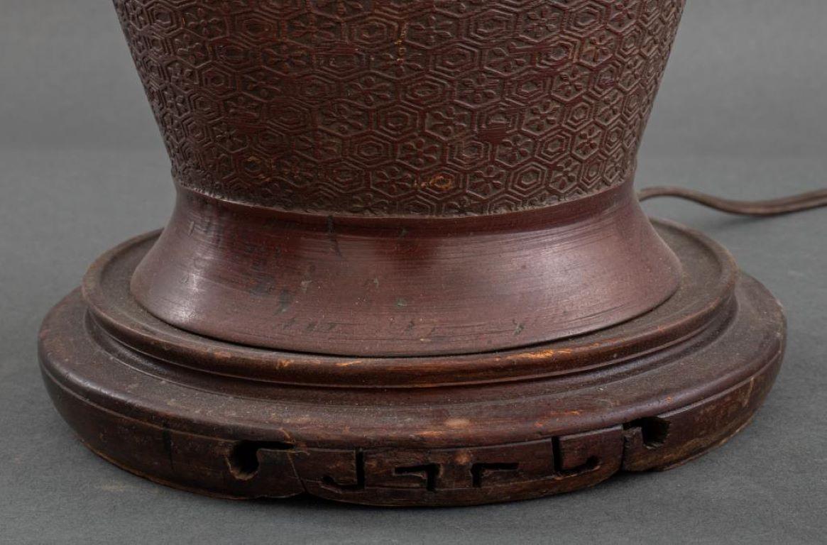 Vase Cloissone de style chinois archaïque Lampe à la manière d'un bronze Shang avec anses, le col et la ceinture du vase en émail champlevé polychrome. 