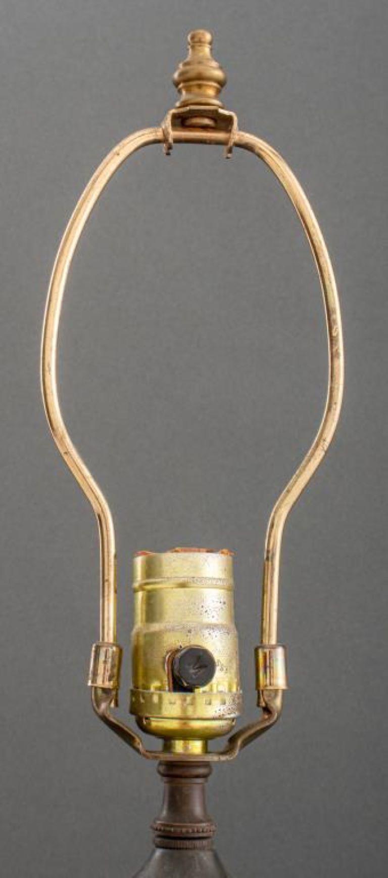 Bronze Lampe-vase archaïque en émail champlevé de style chinois en vente