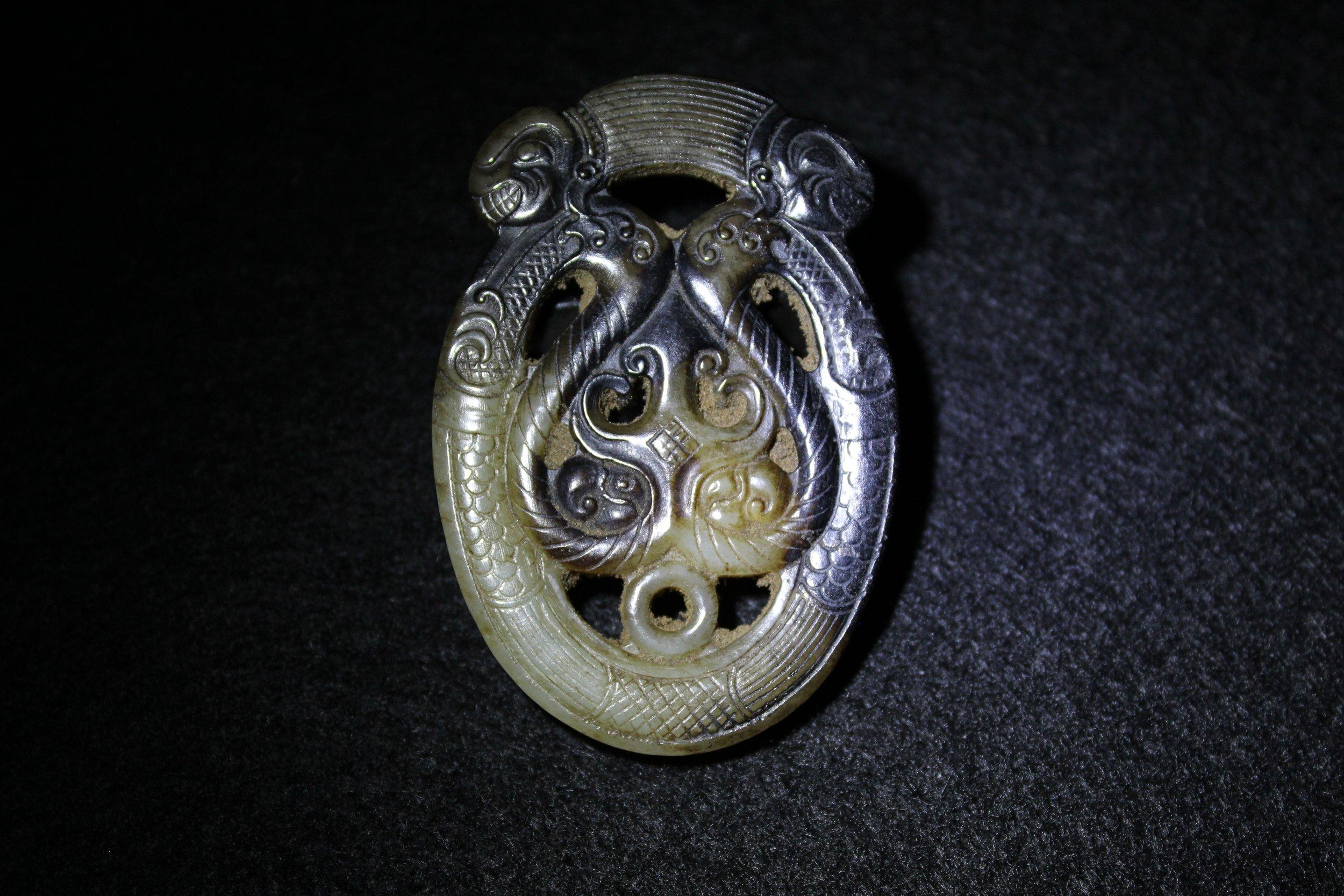 Pendentif dragon archaïque en jade foncé Unisexe en vente