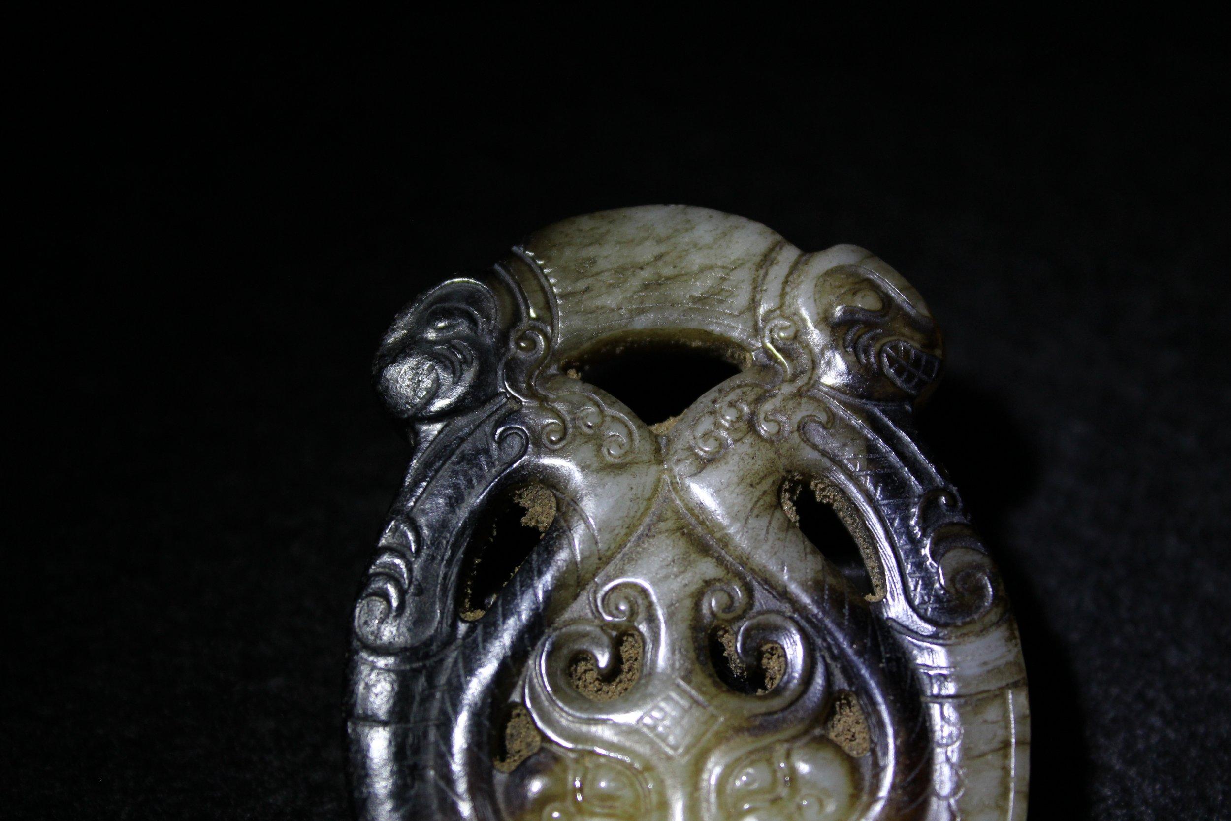 Pendentif dragon archaïque en jade foncé en vente 1