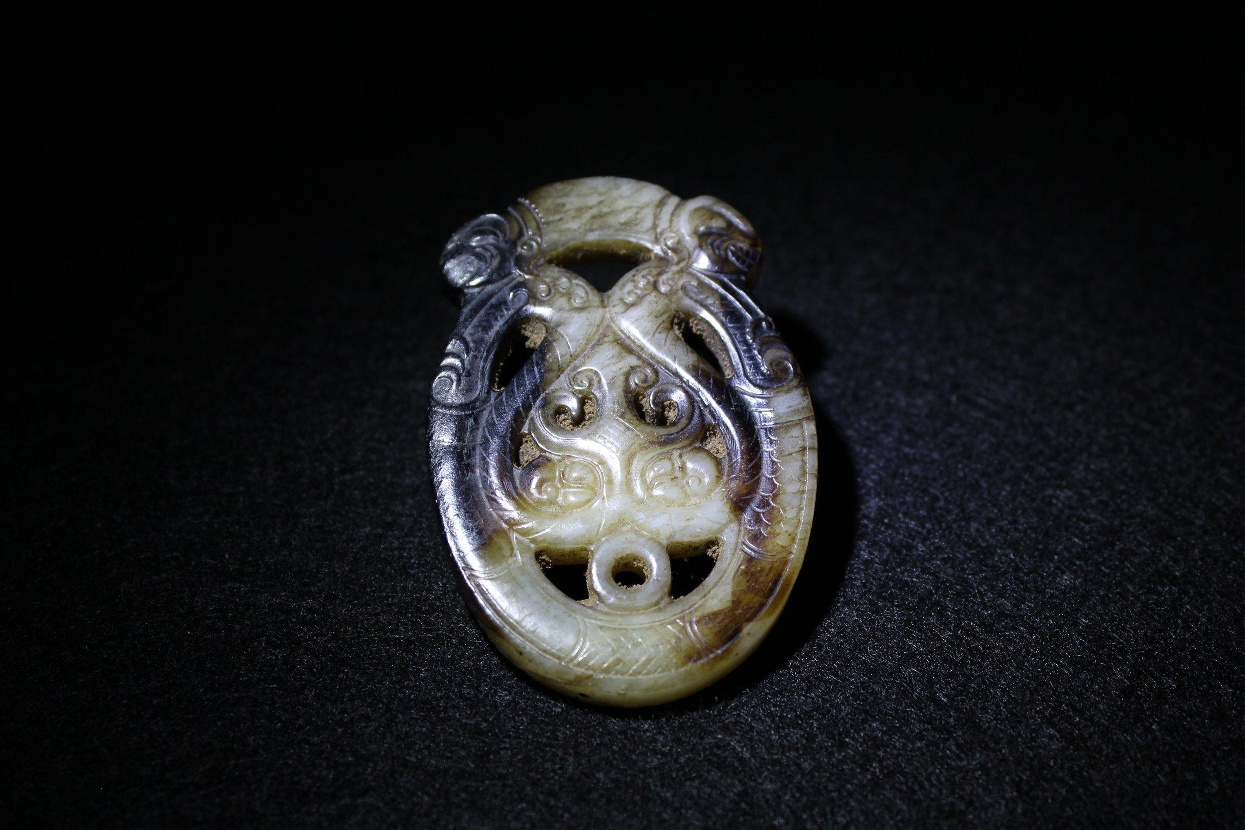 Pendentif dragon archaïque en jade foncé en vente 2