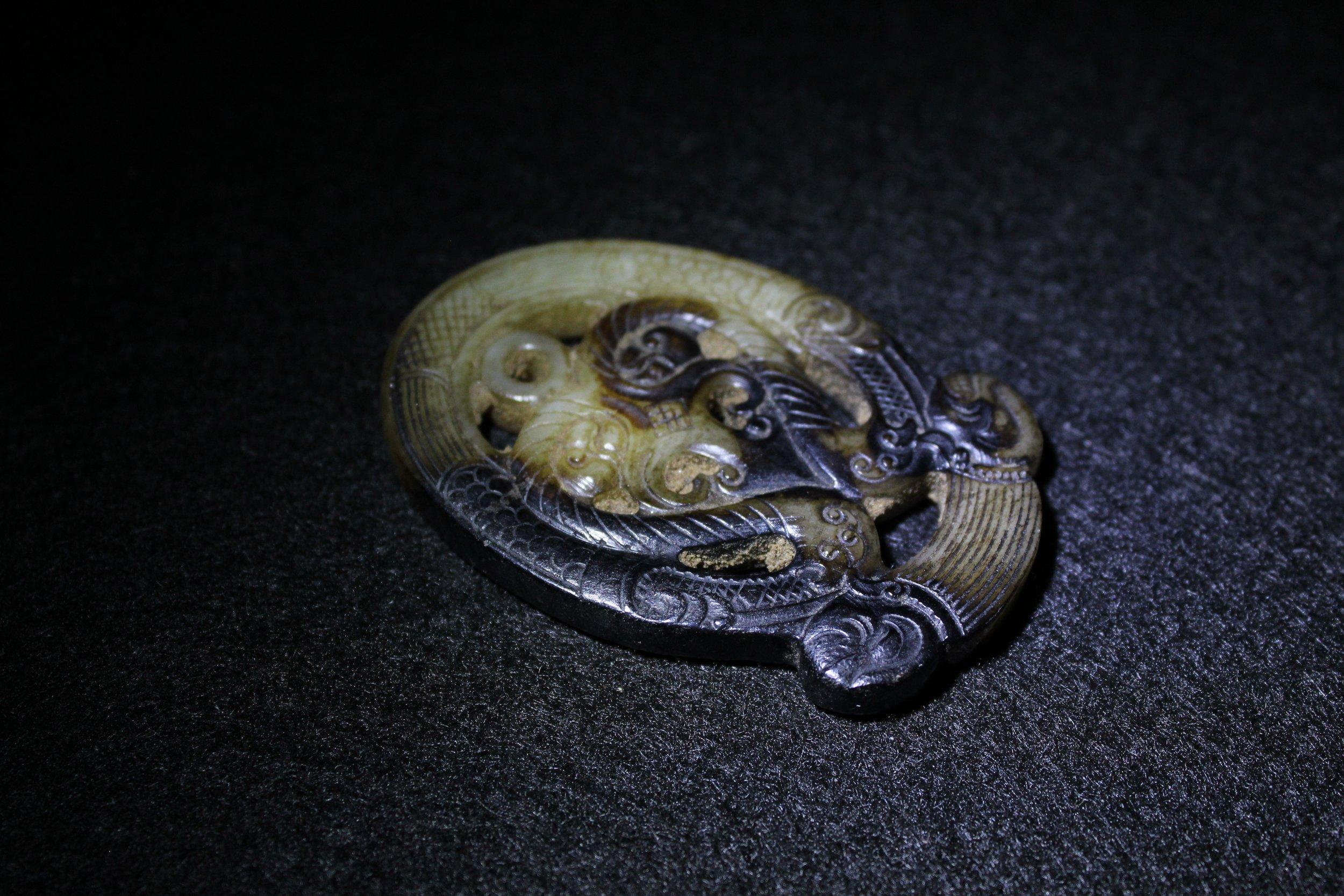 Pendentif dragon archaïque en jade foncé en vente 3