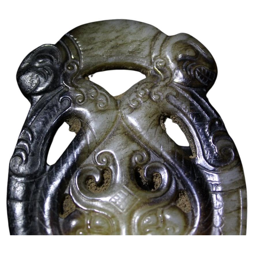 Pendentif dragon archaïque en jade foncé Bon état - En vente à San Diego, CA