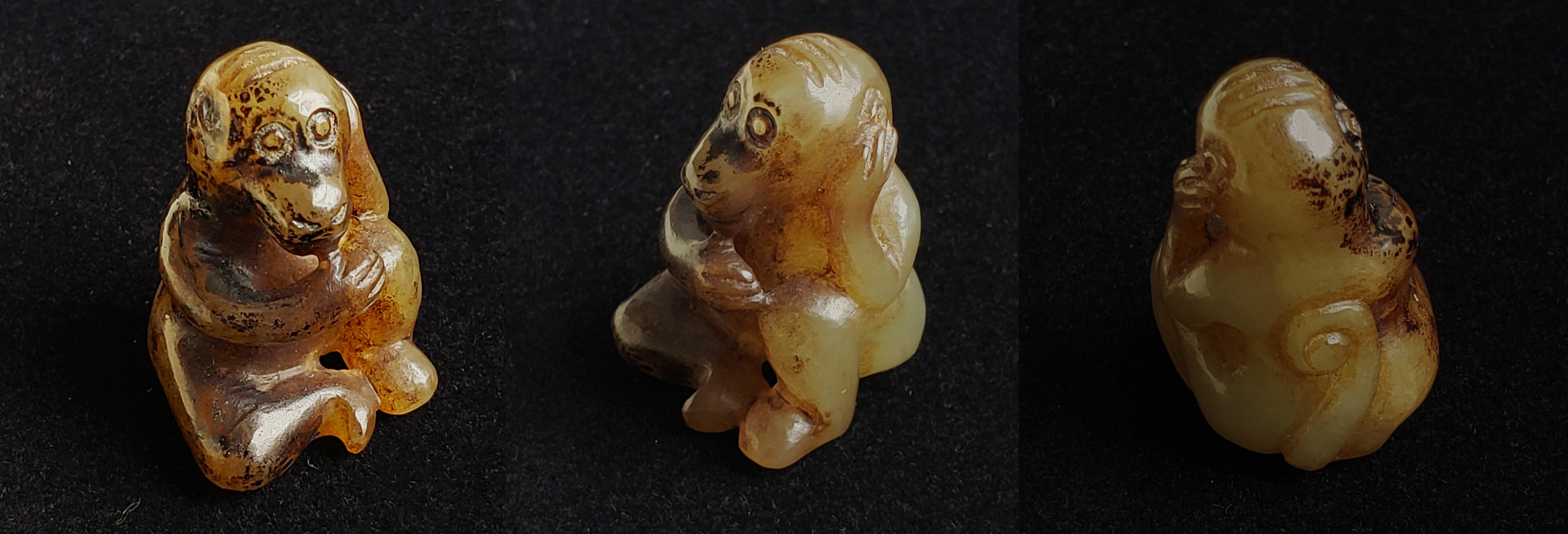 Singe et aigle archaïque en jade foncé en vente 9