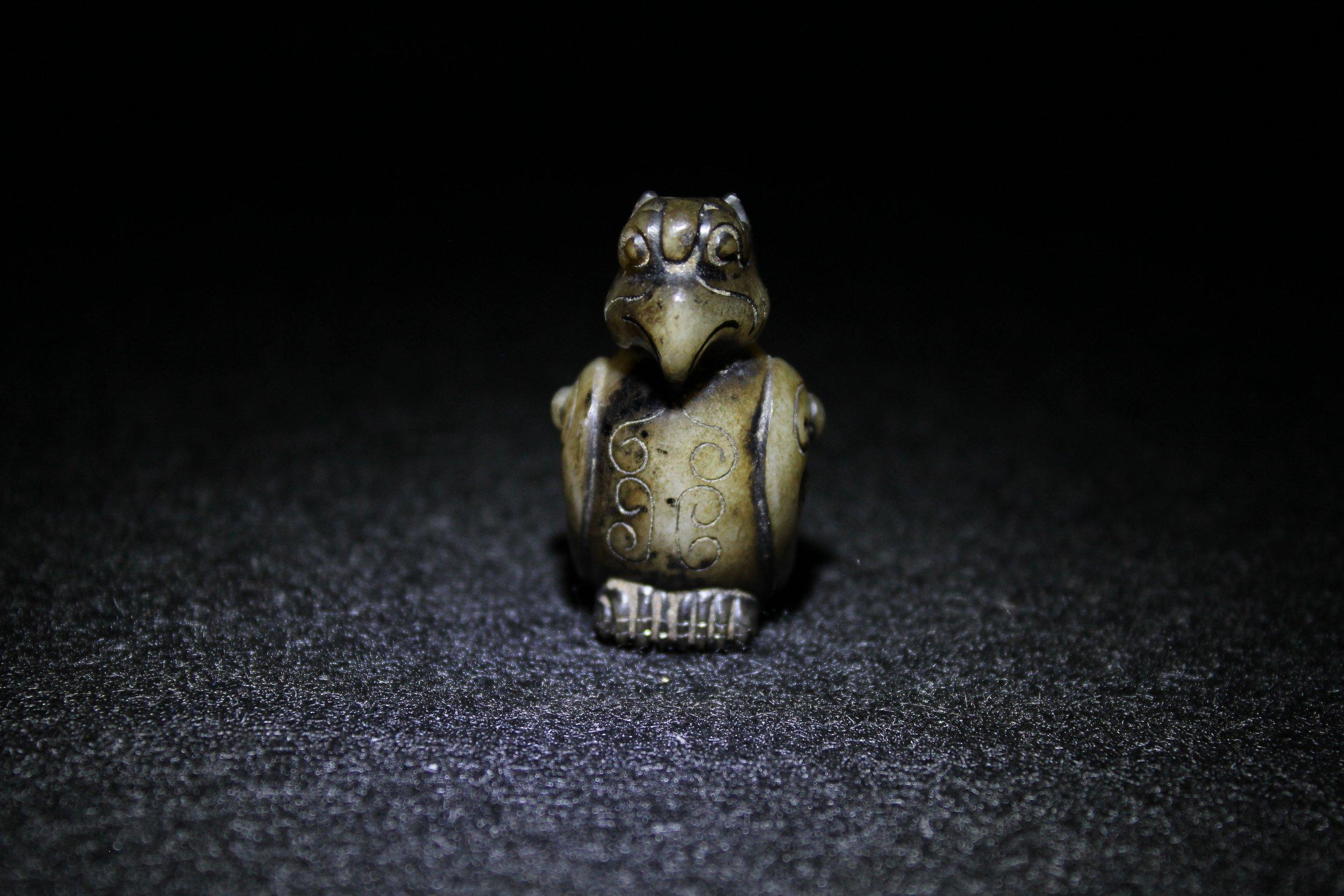 Singe et aigle archaïque en jade foncé Bon état - En vente à San Diego, CA
