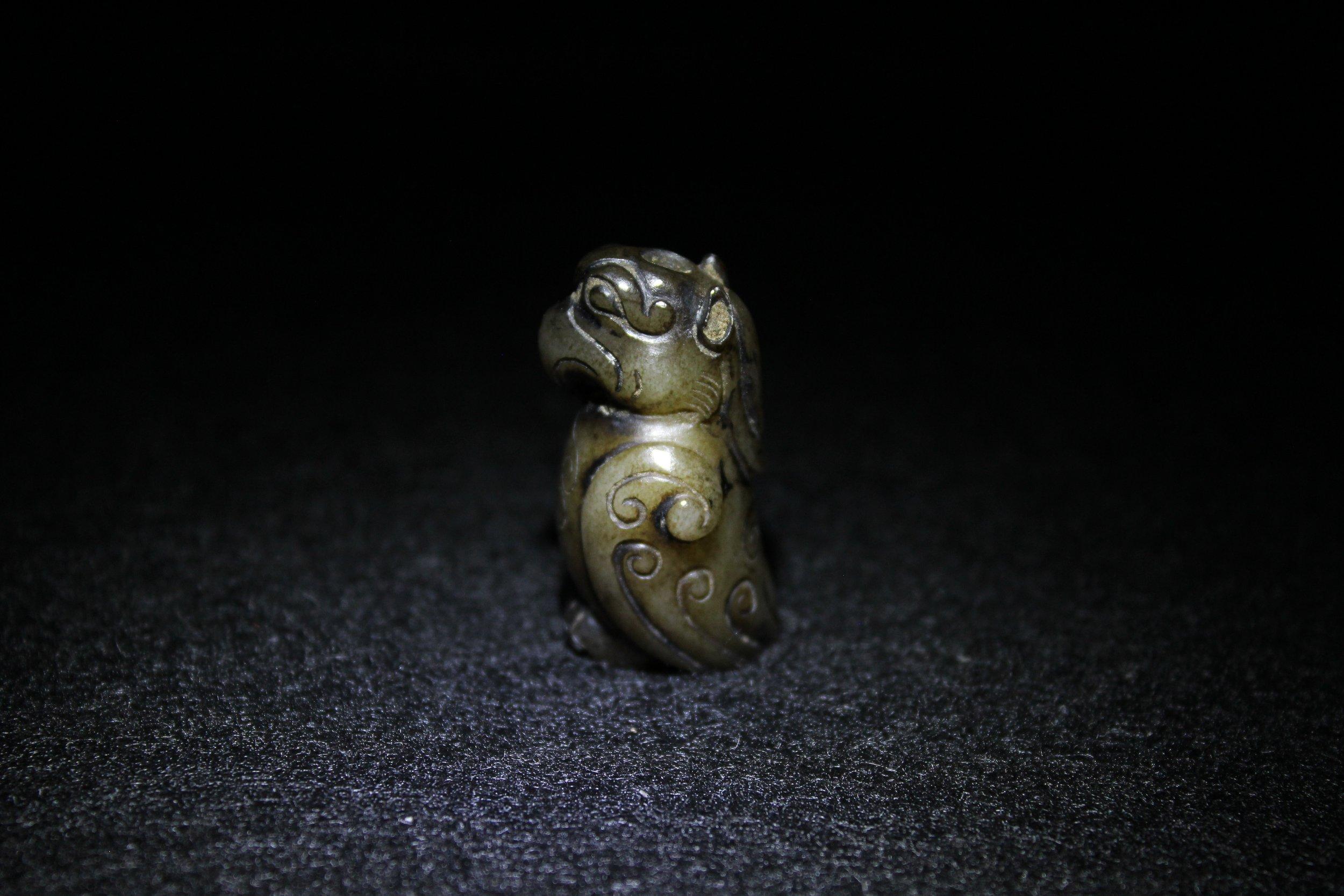Singe et aigle archaïque en jade foncé Unisexe en vente