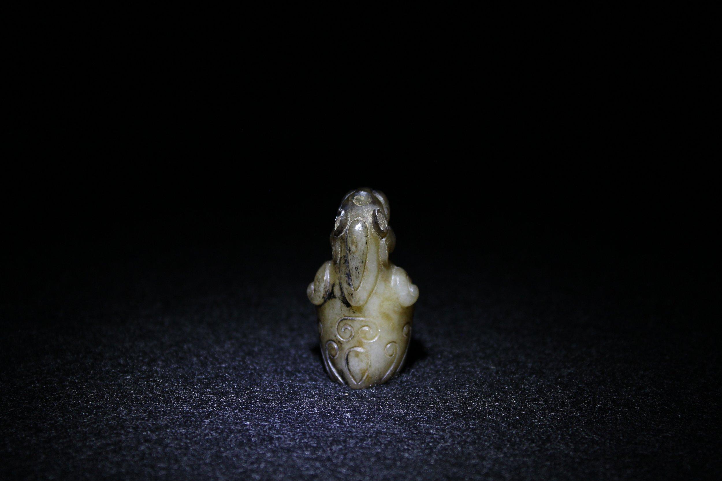 Singe et aigle archaïque en jade foncé en vente 1