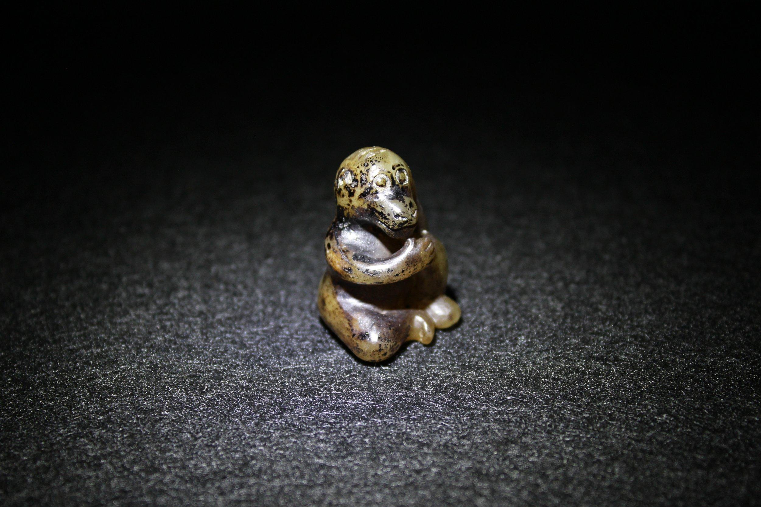 Singe et aigle archaïque en jade foncé en vente 3