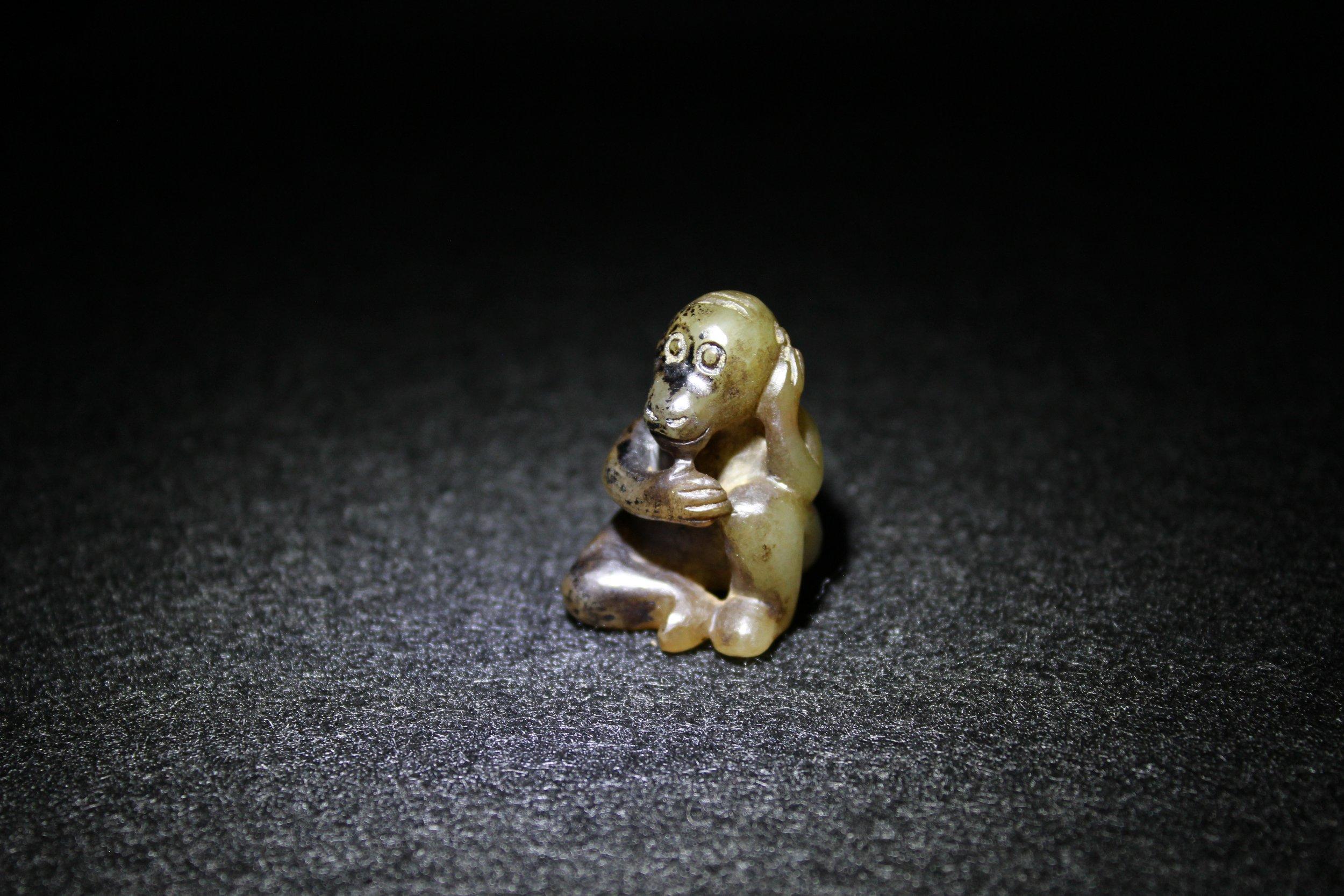 Singe et aigle archaïque en jade foncé en vente 4