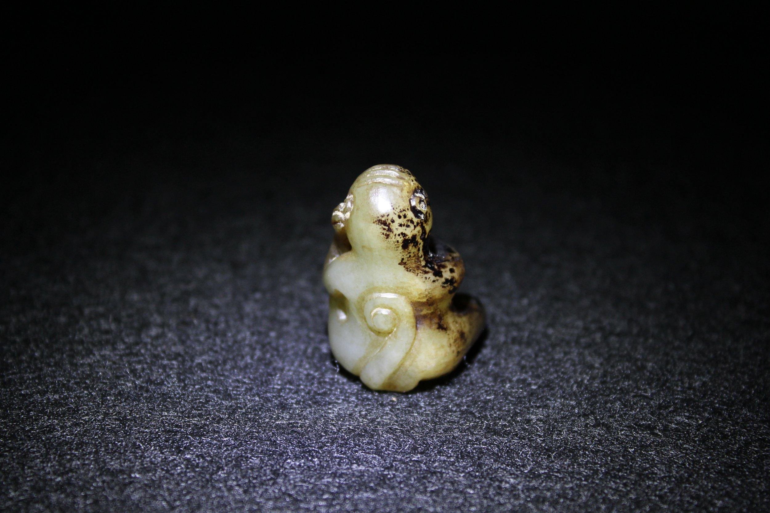 Singe et aigle archaïque en jade foncé en vente 5