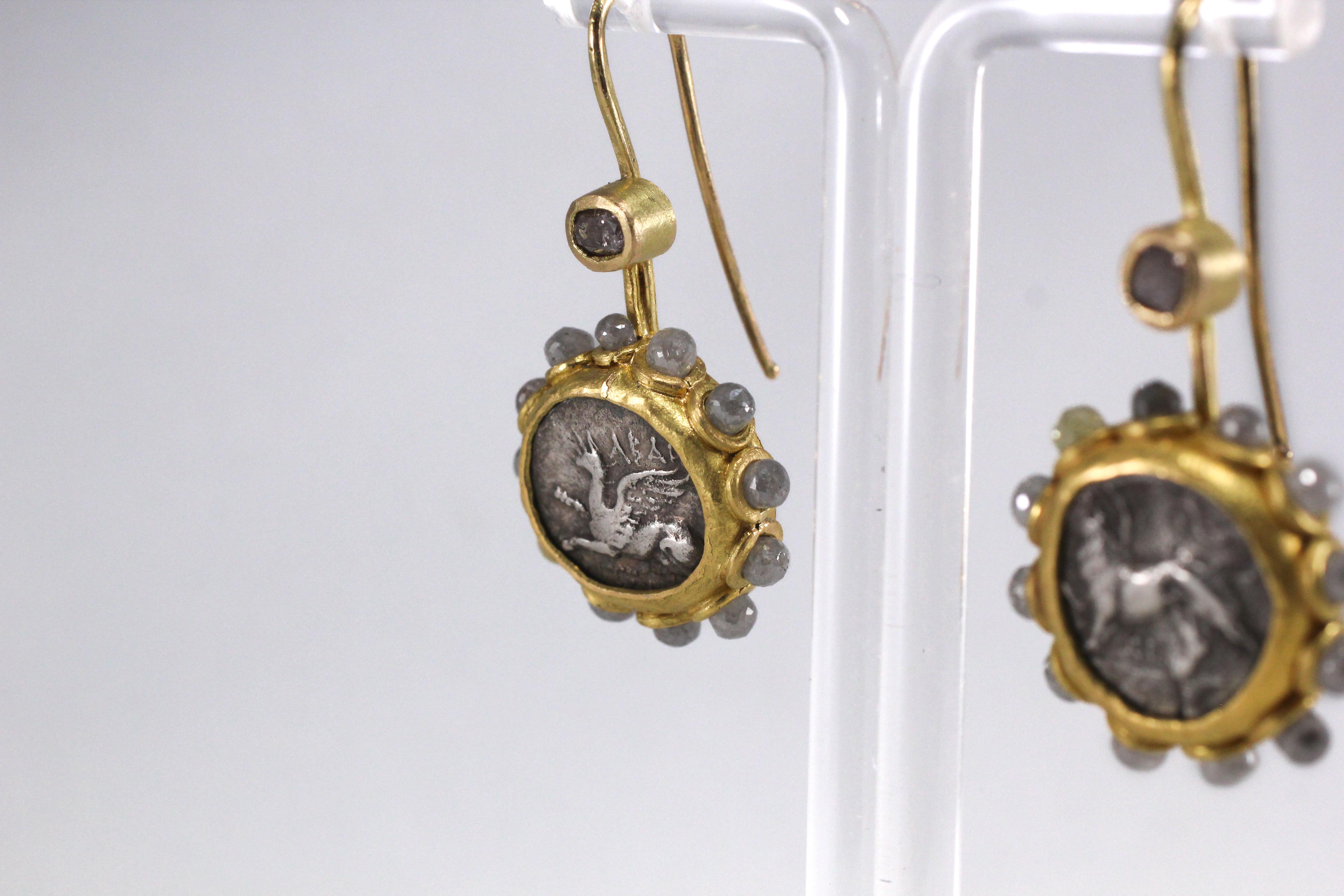 Contemporain Boucles d'oreilles pendantes en or 22k 21k avec diamants et pièces de monnaie grecques archaïques en vente