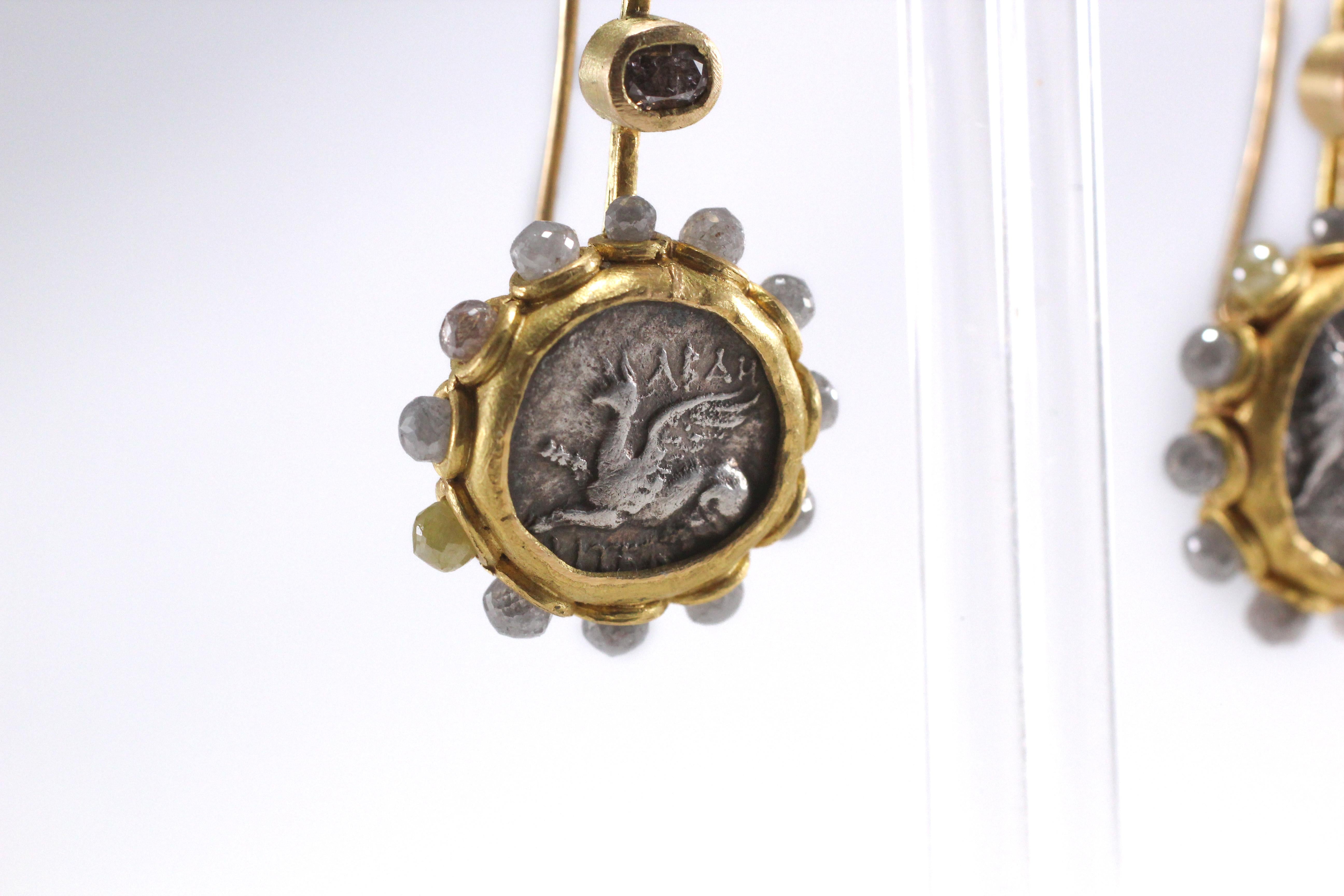 Boucles d'oreilles pendantes en or 22k 21k avec diamants et pièces de monnaie grecques archaïques Neuf - En vente à New York, NY