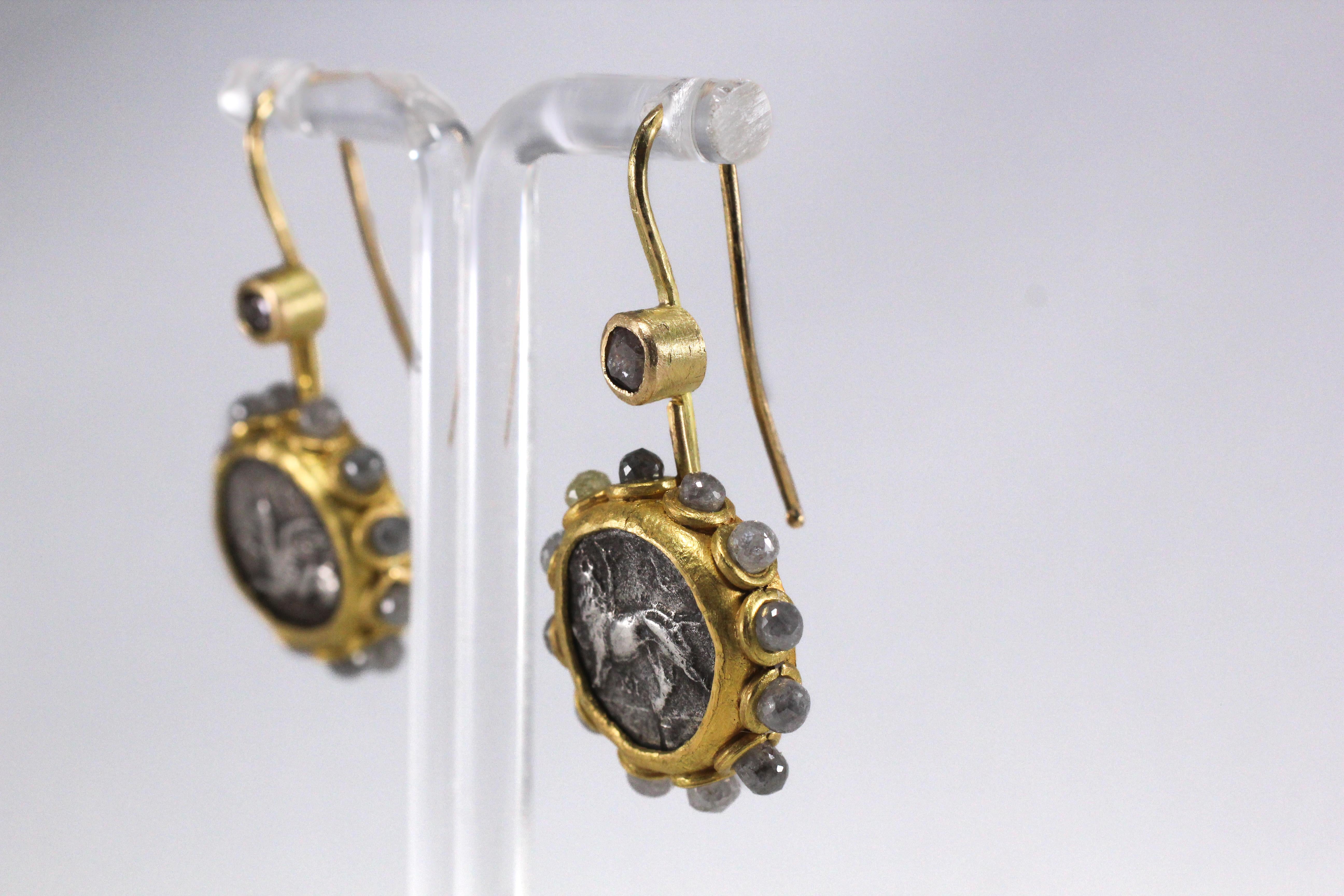 Taille briolette Boucles d'oreilles pendantes en or 22k 21k avec diamants et pièces de monnaie grecques archaïques en vente