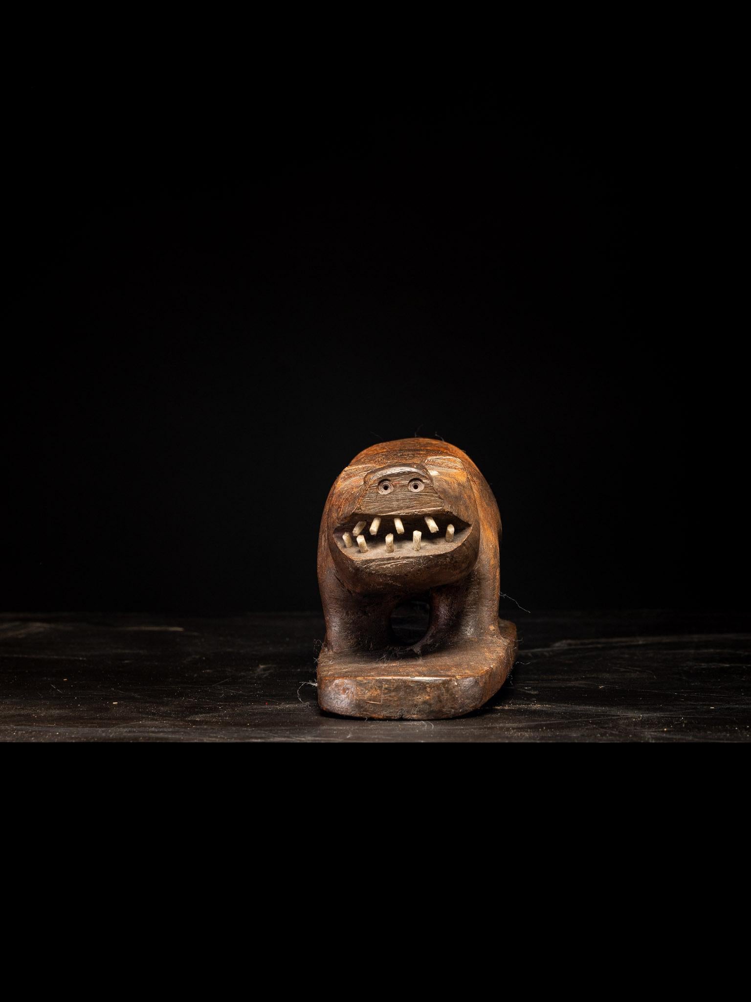 Escultura arcaica de oso de madera dura con dientes de hueso, Alaska Canadiense en venta