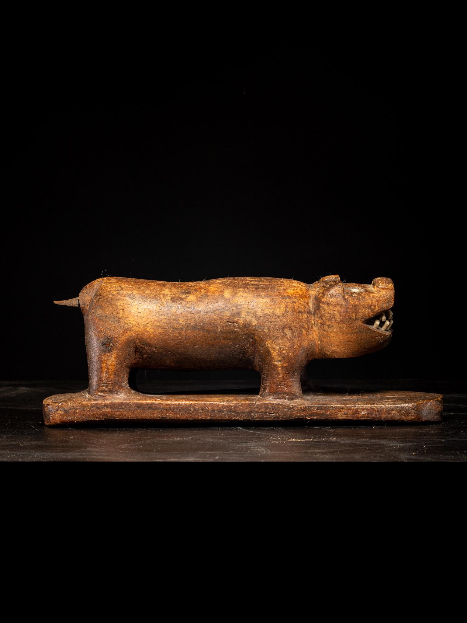 Escultura arcaica de oso de madera dura con dientes de hueso, Alaska en Bueno estado para la venta en Leuven , BE