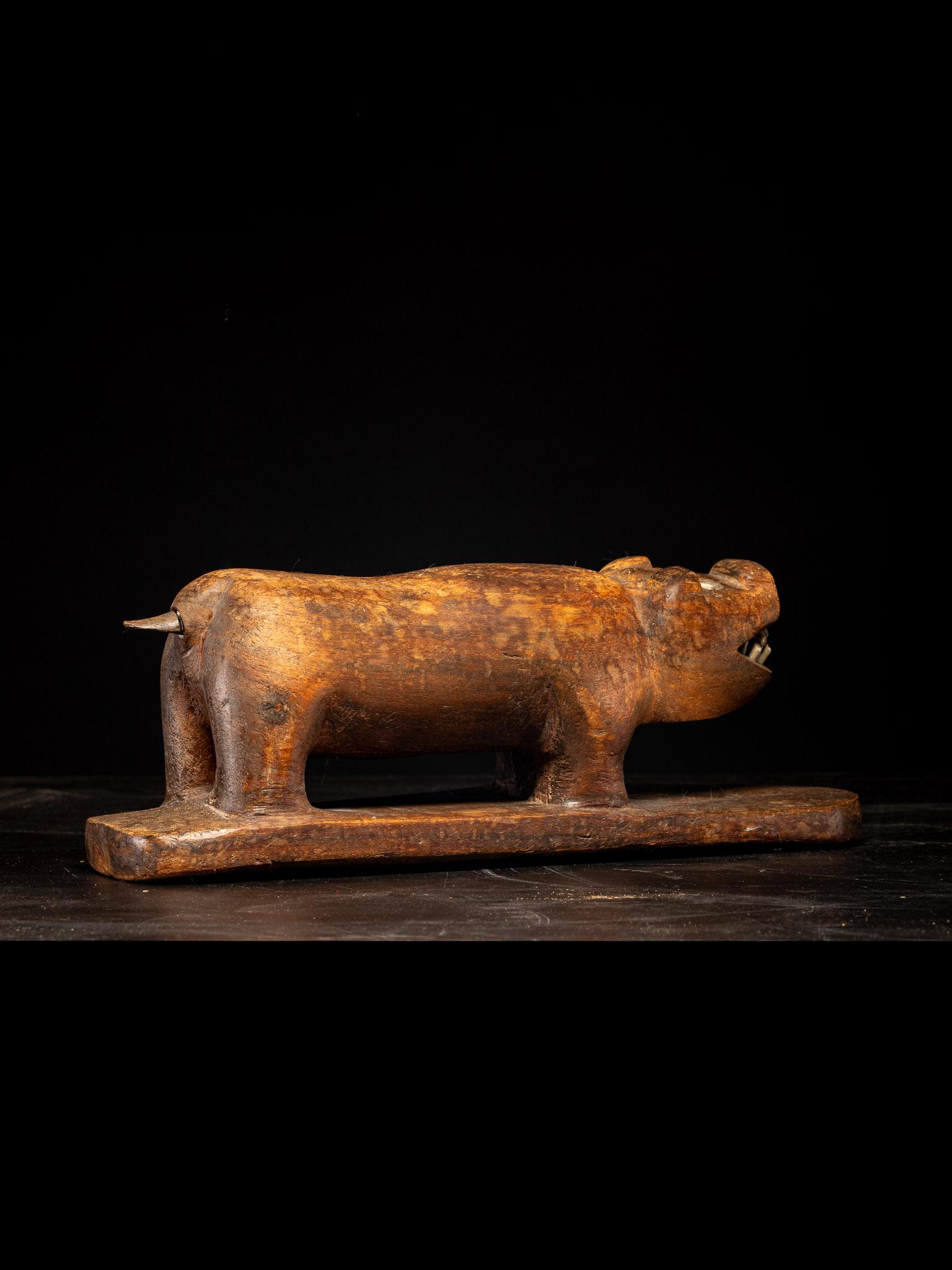 Escultura arcaica de oso de madera dura con dientes de hueso, Alaska siglo XX en venta