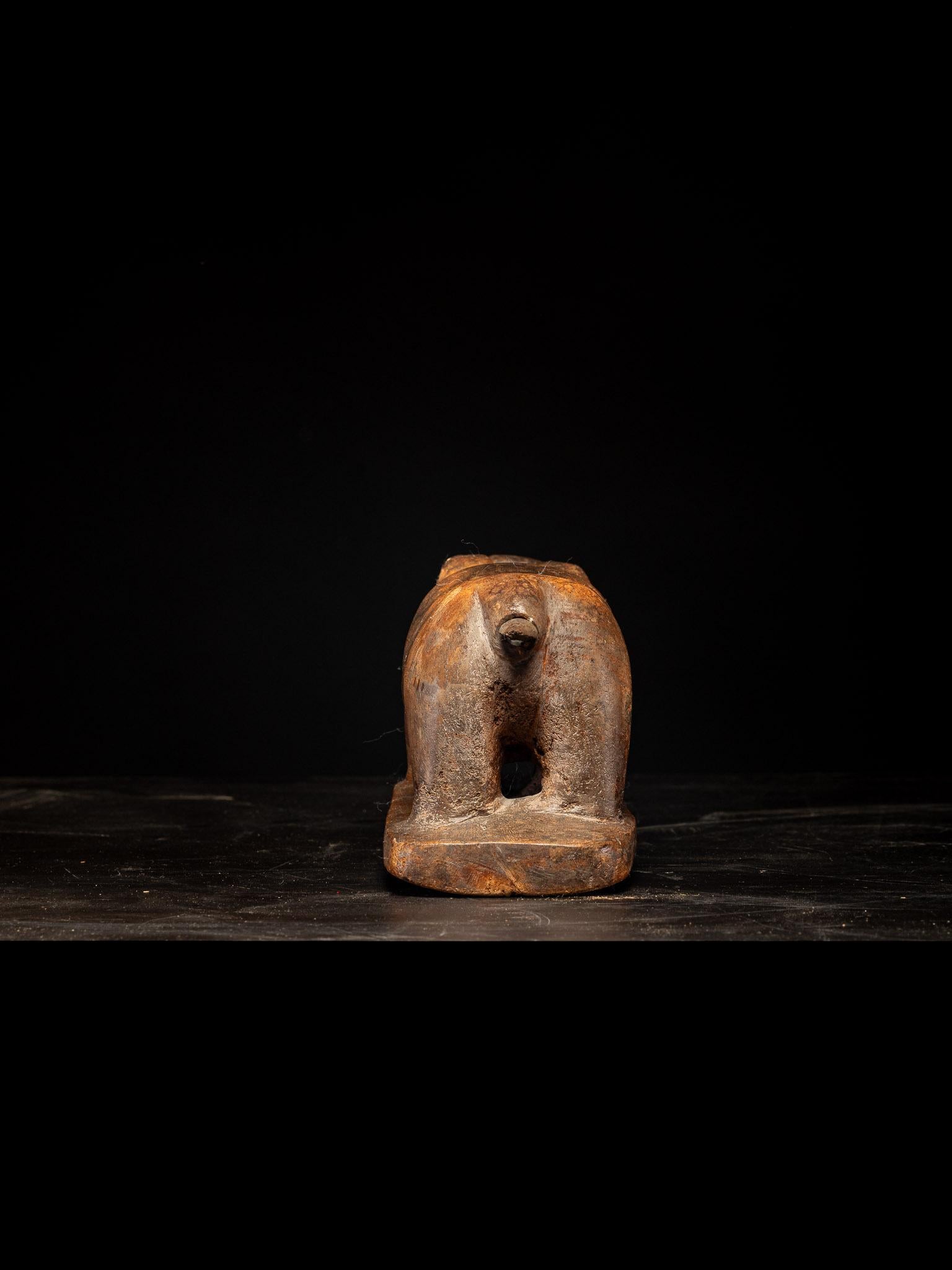 Escultura arcaica de oso de madera dura con dientes de hueso, Alaska Madera en venta