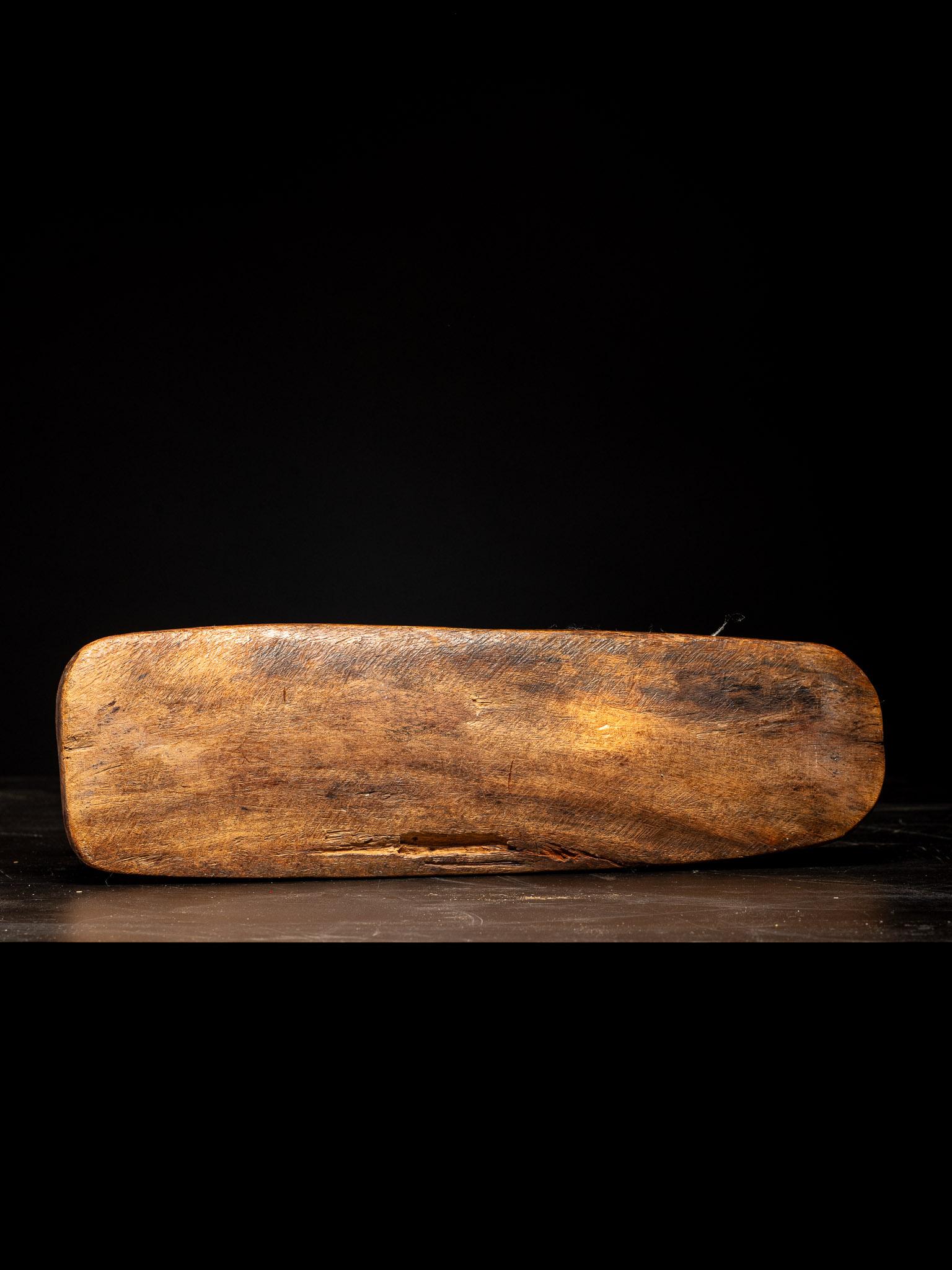 Escultura arcaica de oso de madera dura con dientes de hueso, Alaska en venta 1