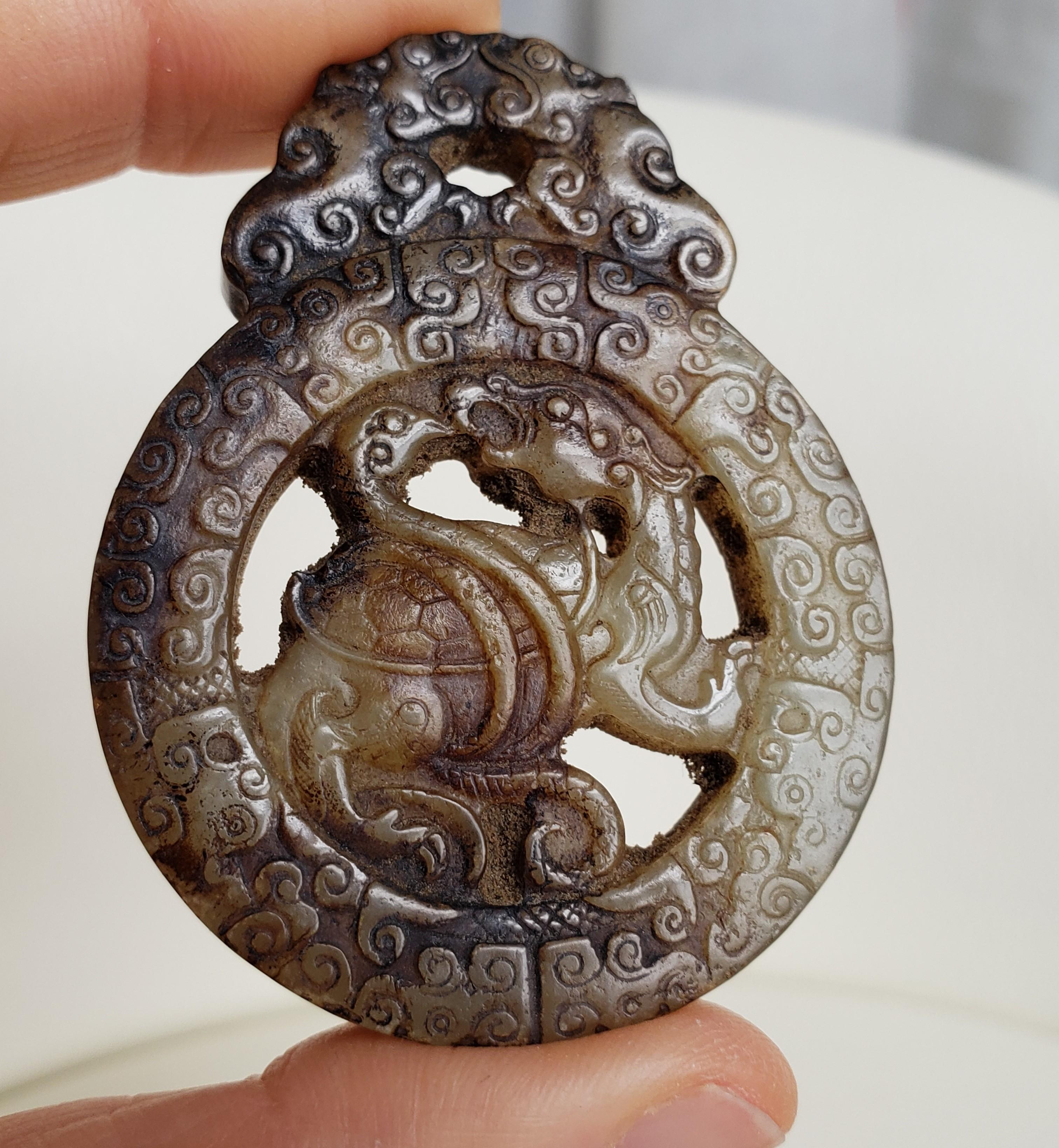 da uomo o donna Ciondolo arcaico di giada con serpente e tartaruga in vendita