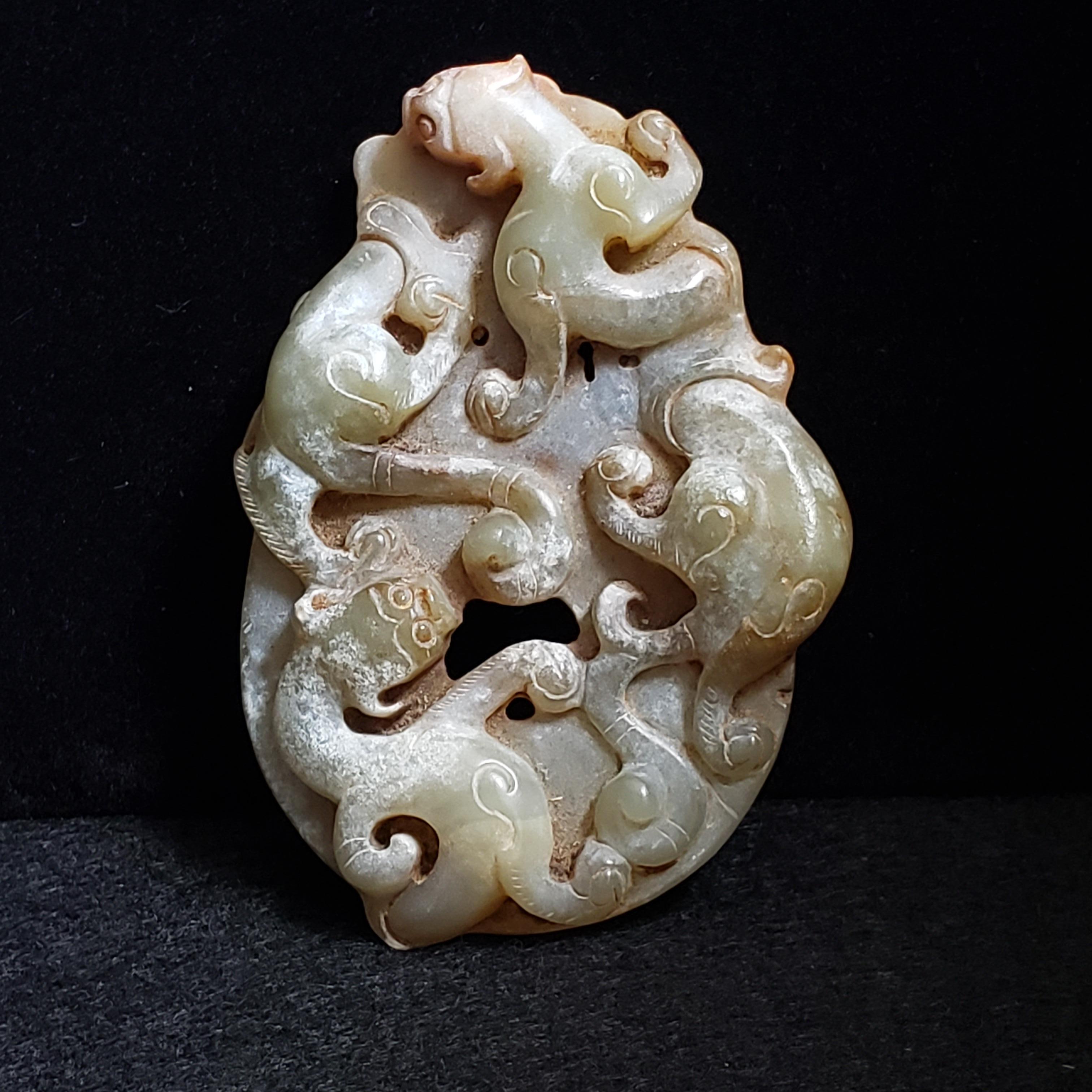 Questo disco chilong arcaico, che è un revival dello stile della dinastia Han, è stato intagliato con giada celadon nella dinastia Qing. 

Sul davanti, diversi chilong con corpi sinuosi e curvilinei scivolano verso l'alto. La parte posteriore è